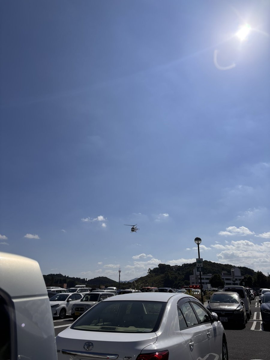 eQafVSCdBQ03bTh's tweet photo. #呟き
#ドクターヘリ
総合病院に行った帰り、ドクターヘリが飛び立つところに遭遇
何度か見たことあるけど、カッコいいと思うのと同時に操縦士、医師、看護師等の医療関係者に敬意
そして、運ばれる患者さんがご無事でありますように祈る https://t.co/pFLnStuyAo