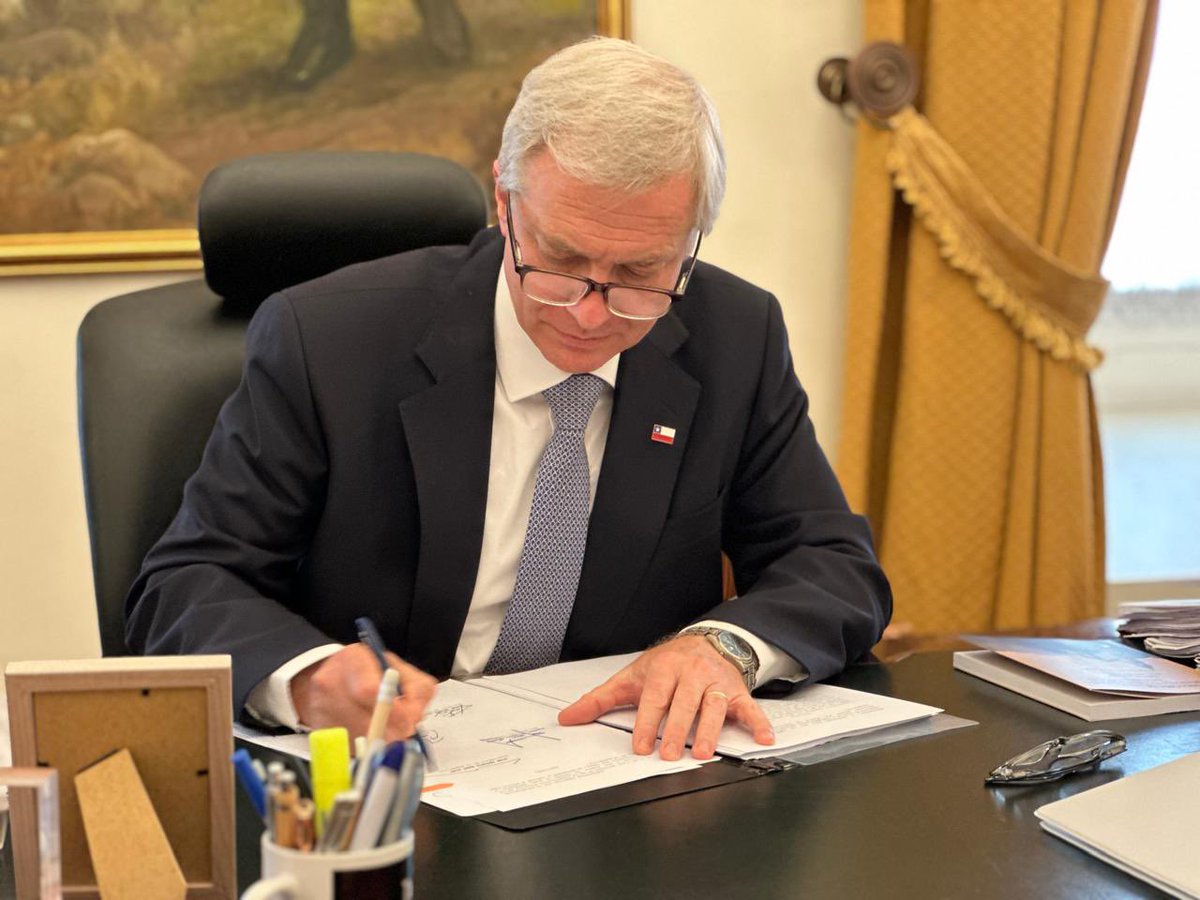 PresidenteKast's tweet photo. Chile sigue avanzando en lo urgente, también en medio de la emergencia. Promulgamos la Ley de Reconstrucción Nacional y Desarrollo Económico y Social, que trae esperanza a las familias de Biobío, Ñuble y Valparaíso, certeza jurídica y más inversión y empleo para todo el país. #ChileSaleAdelante