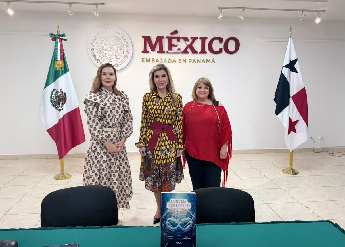 EmbaMexPan's tweet photo. 📖🇲🇽🎶 La Sala Carlos Fuentes de la Embajada de México en Panamá fue sede de la presentación del libro "La trama que nos une. Oda a la amistad", obra de dos autoras mexicanas: Silvia Fernández de Risco y la soprano Rosario Dávila.

Después de un mensaje desde México de la coautora Rosario Dávila y una introducción por parte de la psicóloga Alicia Rago, Silvia Fernández compartió con los asistentes emotivos detalles sobre el proceso de creación del libro, cuyos temas centrales son la amistad, la conexión humana y la música.

Durante la sesión se proyectaron videos musicales de las autoras y se leyeron pasajes de la obra, culminando con un espacio de diálogo con el público.
