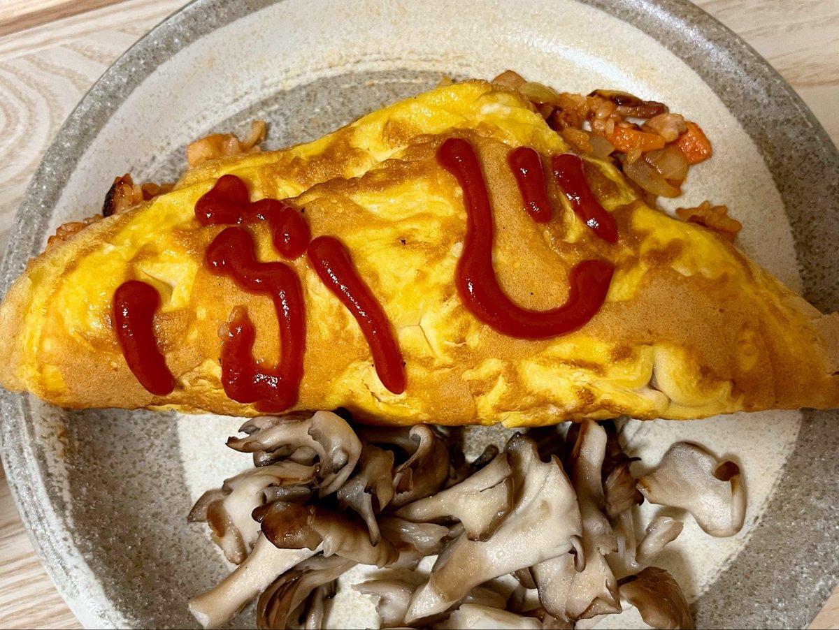 sskbsk_'s tweet photo. 料理をあまりしない不器用な弟が四苦八苦しながら作ったオムライスにふざけて弟の名前を描き怒られながらいただきますをする時の潜の視界 https://t.co/egeMgdLKSN