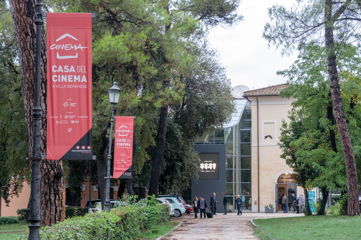 AceaGruppo's tweet photo. Alla Festa del Cinema di Roma l’acqua torna protagonista. 🎬

Rinnoviamo la nostra presenza alla 21ª edizione della manifestazione con un allestimento dedicato alla cultura dell’acqua e alla sensibilizzazione sulla tutela di una risorsa essenziale. La vera star sul nostro Blu Carpet? Il nasone, la storica fontanella romana.

Oggi, alla Casa del Cinema, abbiamo presentato le iniziative che ci accompagneranno dal 13 al 25 ottobre all’Auditorium Parco della Musica Ennio Morricone.

Al centro del nostro stand, ci sarà un’icona che da un secolo e mezzo accompagna la vita quotidiana della Capitale ed è entrata nell’immaginario cinematografico italiano. Attraverso i fotogrammi di film come Campo de’ Fiori, I soliti ignoti, Accattone, Ladri di biciclette, La grande bellezza e C’è ancora domani, ripercorreremo il rapporto tra Roma, i suoi abitanti e la risorsa idrica.

Il pubblico potrà scoprire questa storia attraverso le proiezioni sul ledwall, scattare foto in un corner dedicato e conoscere i contenuti didattici del progetto Acea Scuola. A guidare i visitatori sarà il Blu Carpet, il tappeto che per l’occasione si tinge dei colori dell’acqua.

Torna anche Gocce di Cinema, la rassegna curata dalla Fondazione Cinema per Roma, con una selezione di film che affrontano il tema da prospettive ecologiche, naturalistiche, culturali, artistiche, oniriche e religiose.

Con I Mille Volti dell’Acqua, il contest che promuoviamo insieme al Centro Sperimentale di Cinematografia, abbiamo invitato i videomaker a interpretare il tema “La via dell’acqua: dalla depurazione al mare’’.

A presentare le iniziative durante la conferenza stampa sono intervenuti Ivan Dompé, nostro Chief Communication Officer, Francesca Via, Direttrice Generale della Fondazione Cinema per Roma, Gabriella Buontempo, Presidente del Centro Sperimentale di Cinematografia, Alessandro Sena, nostro Responsabile People Engagement, e Jacopo Mosca dell’Ufficio Cinema, con la moderazione di Alessio Viola.

Vuoi vivere tutto questo insieme a noi? Ti aspettiamo al nostro stand dal 13 al 25 ottobre.
🔗 Leggi il comunicato stampa completo: https://t.co/Hqib2G5r1P

#Acea #RoFF21 #AceaRoFF21 #AceaGocceDiCinema #IMilleVoltiDellAcqua @romacinemafest