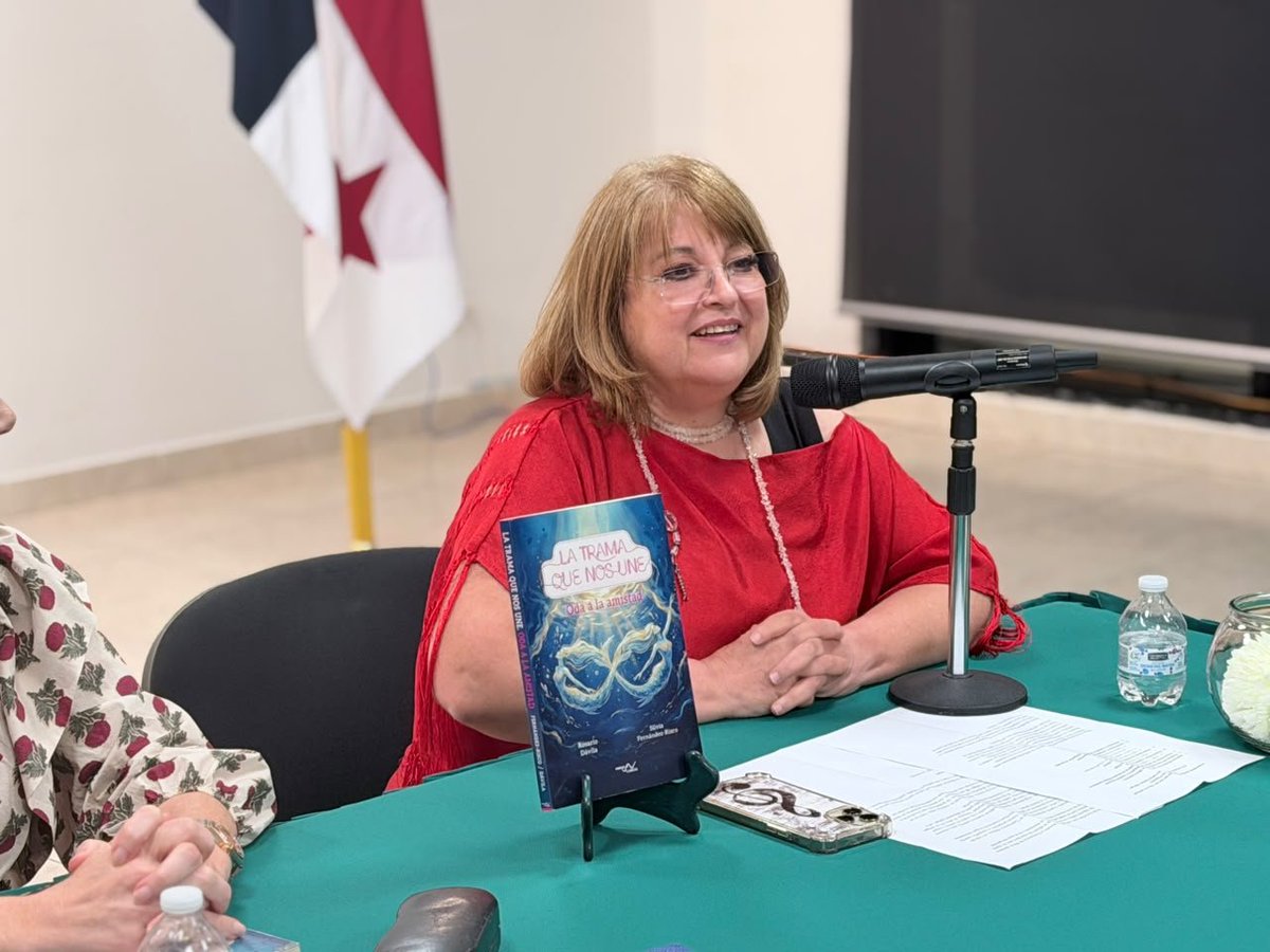 EmbaMexPan's tweet photo. 📖🇲🇽🎶 La Sala Carlos Fuentes de la Embajada de México en Panamá fue sede de la presentación del libro "La trama que nos une. Oda a la amistad", obra de dos autoras mexicanas: Silvia Fernández de Risco y la soprano Rosario Dávila.

Después de un mensaje desde México de la coautora Rosario Dávila y una introducción por parte de la psicóloga Alicia Rago, Silvia Fernández compartió con los asistentes emotivos detalles sobre el proceso de creación del libro, cuyos temas centrales son la amistad, la conexión humana y la música.

Durante la sesión se proyectaron videos musicales de las autoras y se leyeron pasajes de la obra, culminando con un espacio de diálogo con el público.