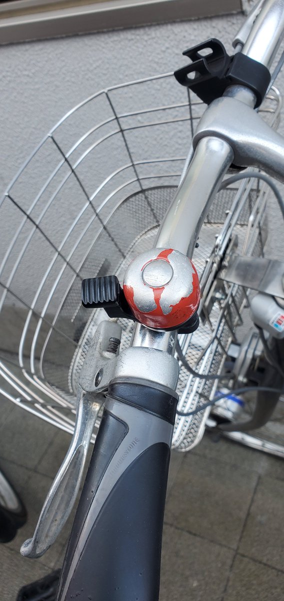 9_n_9_n_9_n's tweet photo. 近所のコンビニに行ったときに、隣に止まっていた自転車のベル。

一瞬「ウルトラマン」に見えてしまった自分は、色々と疲れているのかもしれない。 https://t.co/EYBayIsRz6