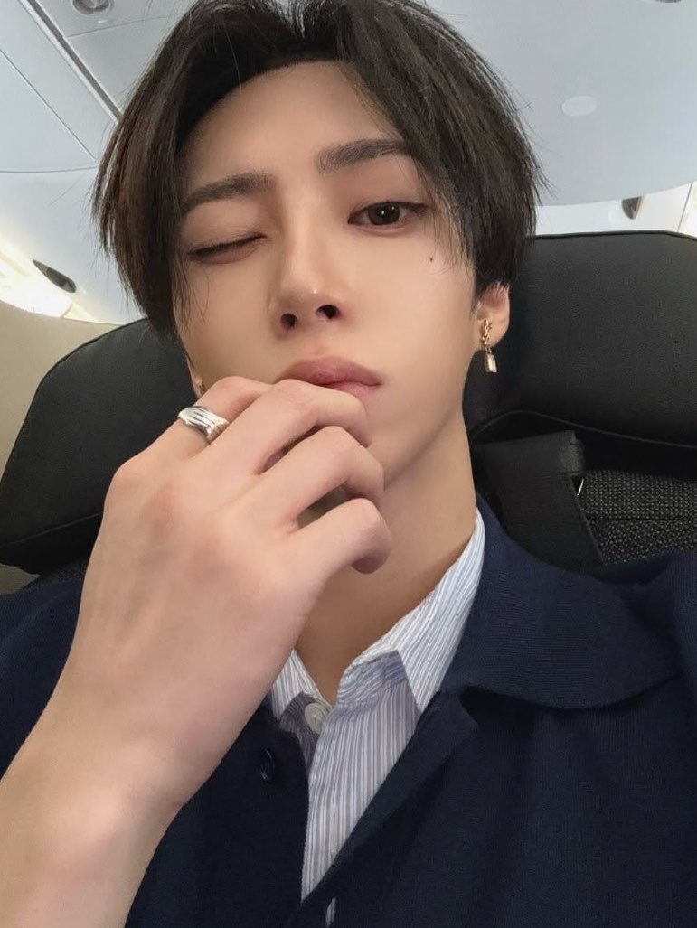 haoaiwoma's tweet photo. absolutely arno 🧎🏻‍♂️ https://t.co/wfGdqIZ36W