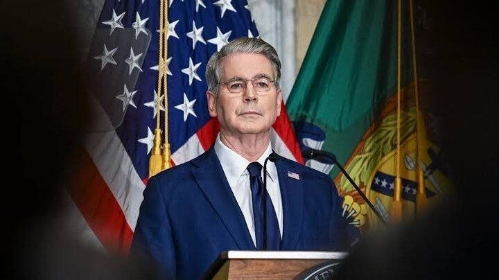 IranNewsAgency0's tweet photo. ⚡🇺🇸🇬🇧🇫🇷🇨🇭🦀
وزیر خزانه‌داری آمریکا: اگر جمهوری اسلامی را دوست دارند، حالا در ایران گیر افتاده‌اند
اسکات بسنت، وزیر خزانه‌داری آمریکا، در پی گزارش‌ها درباره محاصره زمینی گفت: «اعضای سپاه دیگر نمی‌توانند برای دیدن جراح پلاستیک خود در لندن، معشوقه‌هایشان در پاریس و پول‌هایشان در ژنو از ایران خارج شوند. اگر جمهوری اسلامی را دوست دارند، حالا در ایران گیر افتاده‌اند و می‌توانند از آن لذت ببرند.» او افزود سیاست دولت پرزیدنت ترامپ برای منزوی کردن رژیم تروریستی جمهوری اسلامی فراتر از تحریم‌های مالی است و محدود کردن سفرهای خارجی مقام‌های حکومتی را نیز شامل می‌شود.