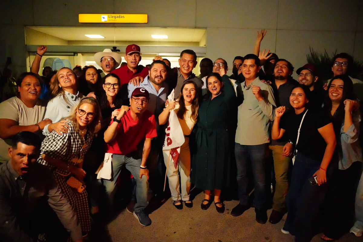 CelidaLopezc's tweet photo. ¡Qué alegría estar de vuelta en mi querido Hermosillo! 📷
Gracias de corazón por este recibimiento tan bonito y, sobre todo, a todos los ciudadanos que me brindaron su confianza, su apoyo y su cariño durante este proceso.
Su confianza me compromete todavía más a darlo todo por nuestra ciudad y por la Cuarta Transformación.
¡Seguimos firmes y unidos