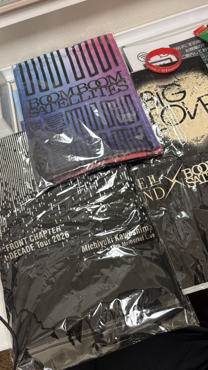 91emon's tweet photo. 本日のライブの戦利品をホテルで眺めております
Tシャツとマフラータオルは予定通り
すると「あと1000円でバッグ付きますが」と言われて
えっえっ何にしよう?
よく見たらハットにLサイズが!
だがしかし売り切れ…
仕方なくリストバンドに
まあおトクに買えた?かな
#bbs
#tsb https://t.co/VC8clYJNdY