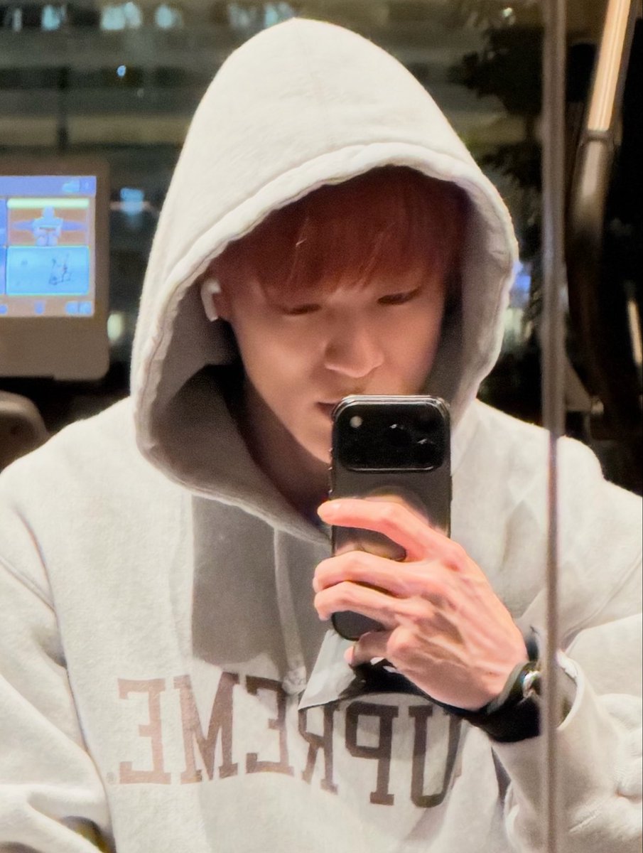 apicecheeses's tweet photo. ตั้งแต่ท่านใช้ 16pro ก็ลาแล้ว pro max ล่าสุดก็ซื้อ 18 pro มาใช้ คือท่านไวมาก555555555 แต่รุ่น pro จับถนัดมือกว่าจริง เบากว่าด้วย pm ถือนานๆ ละแอบเมื่อย ㅠ.ㅠ https://t.co/2bnyGaUrxn