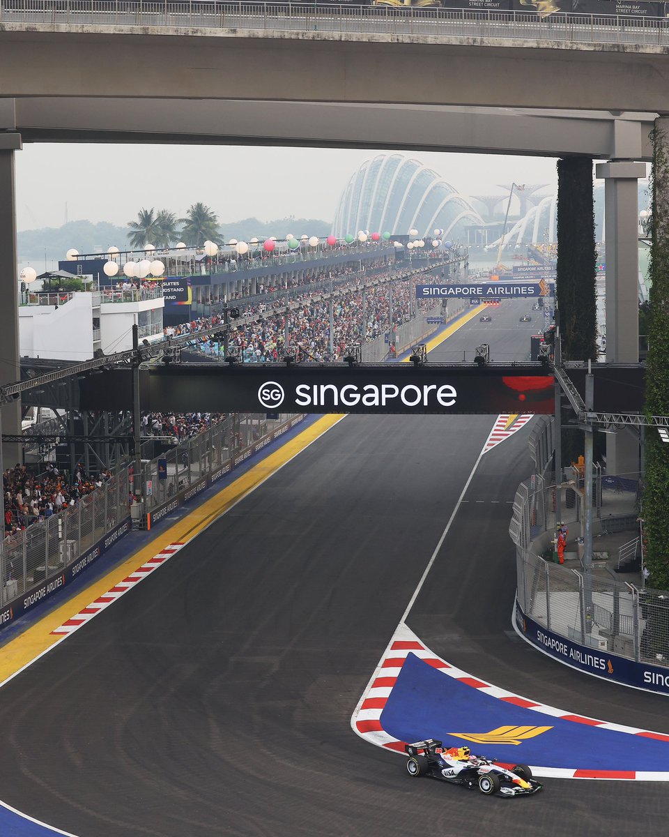 visacashapprb's tweet photo. Sinagpore providing scenes for days ✨

#F1 #VCARB #SingaporeGP https://t.co/oie5TfWvq1