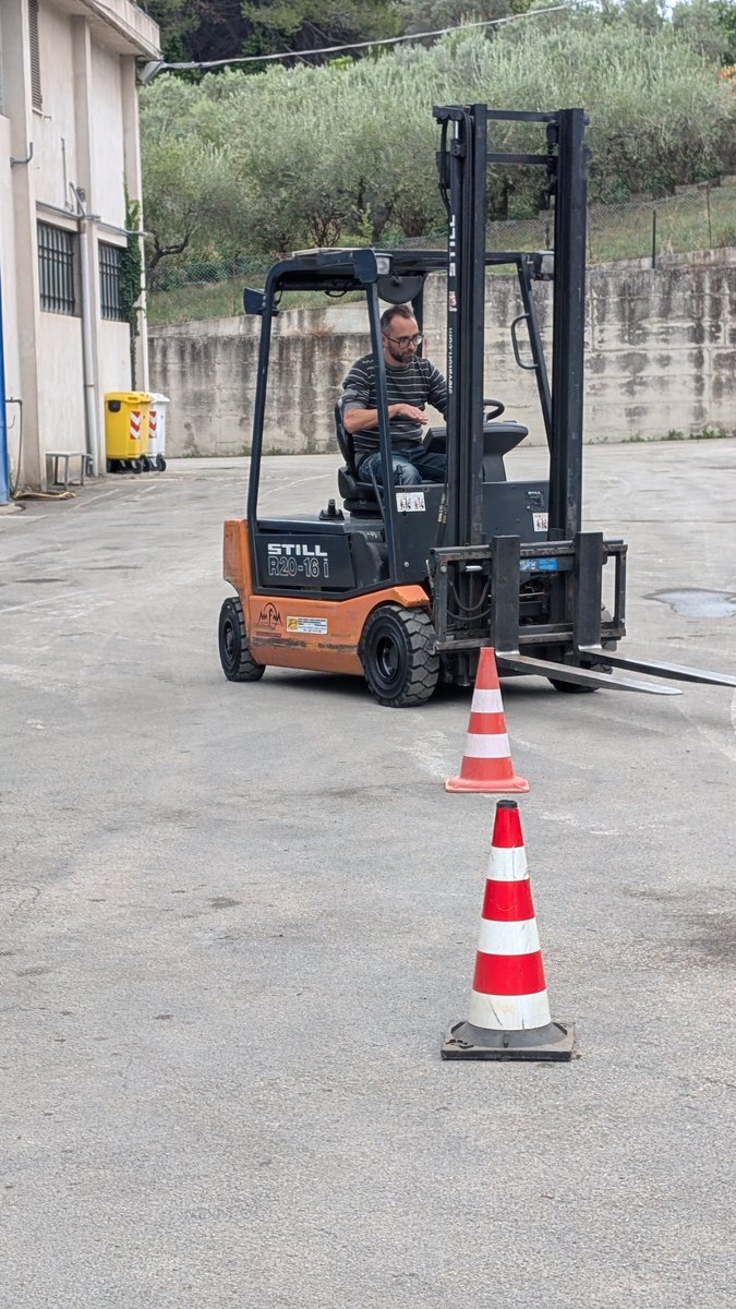 UnimpresaChieti's tweet photo. 🧡🧡 Si conclude oggi una bellissima edizione del corso di formazione per addetti alla conduzione di carrelli elevatori industriali semoventi con conducente a bordo 🧡🧡
.
.
.
#Unimpresa
#unimpresachieti
#formazione
#safetyfirst
#forklift https://t.co/LFgvVvlyP3