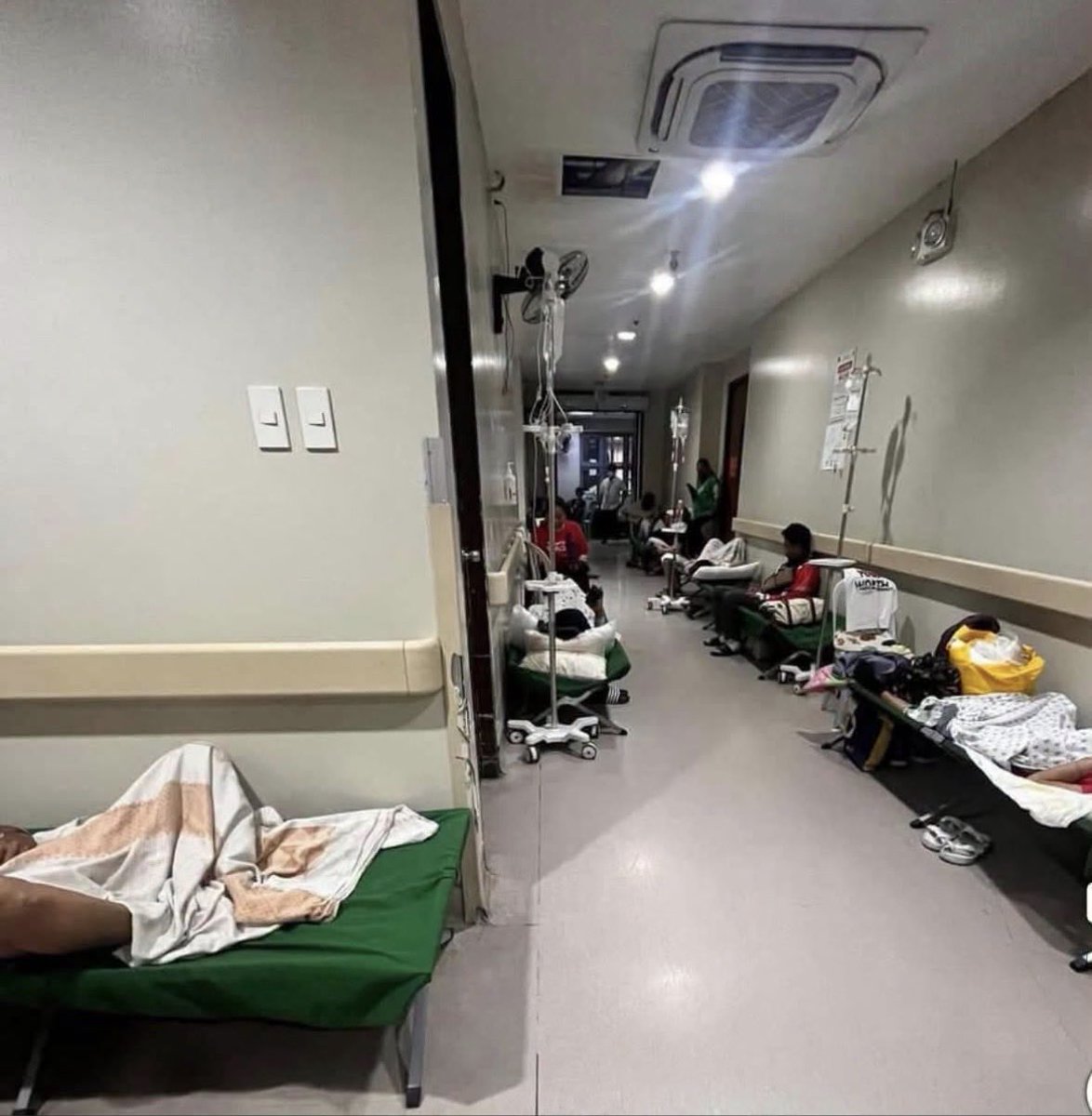Lucas2xu's tweet photo. 🇵🇭Philippines… The present condition of Public Hospital today, while Marcos going to Singapore, to watch Formula 1 Grand Prix. Such a horrible condition by fellow filipinos under Marcos government. Photo courtesy from Dr. Tony Leachon. https://t.co/ysAx6Kglww