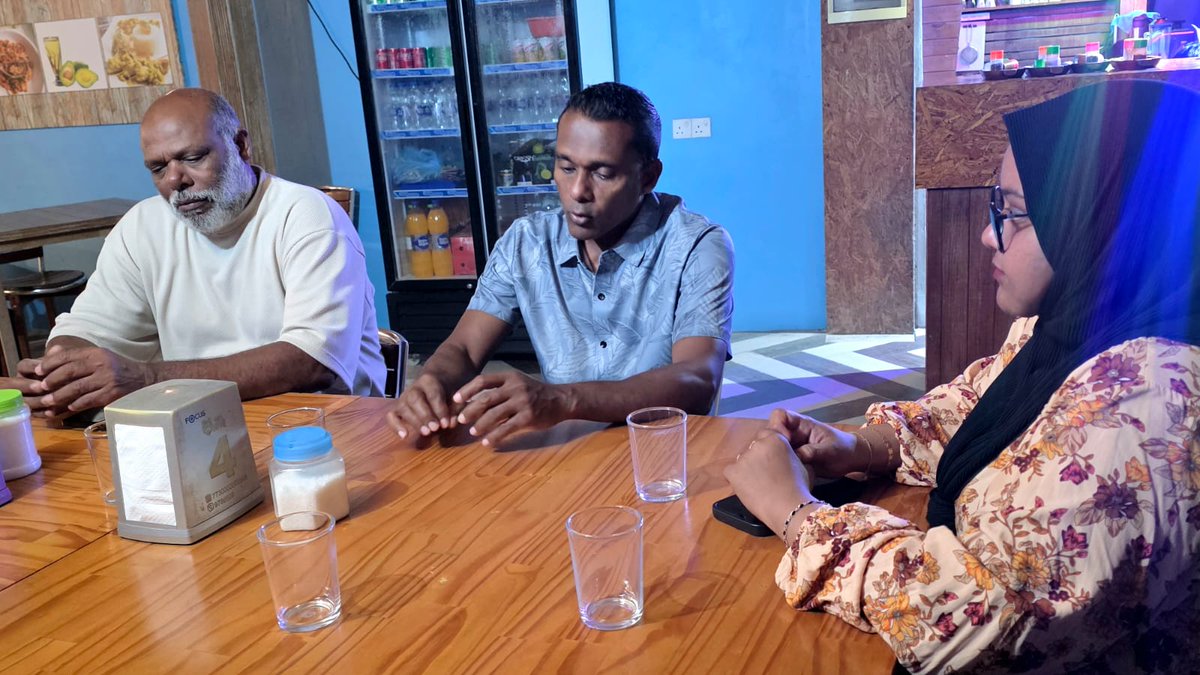 aabaareh's tweet photo. ޢަބްދުﷲ ޝާހިދުގެ #ފުދުންތެރިދިވެހިރާއްޖެ ކެމްޕެއިން ޓީމުން، މިހާރު ރ. އަތޮޅަށް ކުރައްވަމުންދާ ދަތުރުގައި ރ. ރަސްގެތީމު އެމްޑީޕީ ކައުންސިލަރުންނާއި ޑަބްލިޔޫޑީސީގެ މެންބަރުންނާ ބައްދަލުކުރެއްވުން. ރ. އަތޮޅުން މި ކެމްޕެއިނަށް ދަނީ ބޮޑު ތާއީދެއް ލިބެމުން.
#Shahid2028
#FudhuntheriDhivehiRaajje