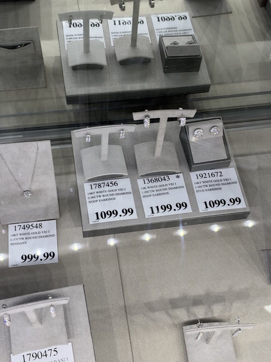 mewmoomeow's tweet photo. Who’s gonna buy me diamonds https://t.co/97v48tDsNx
