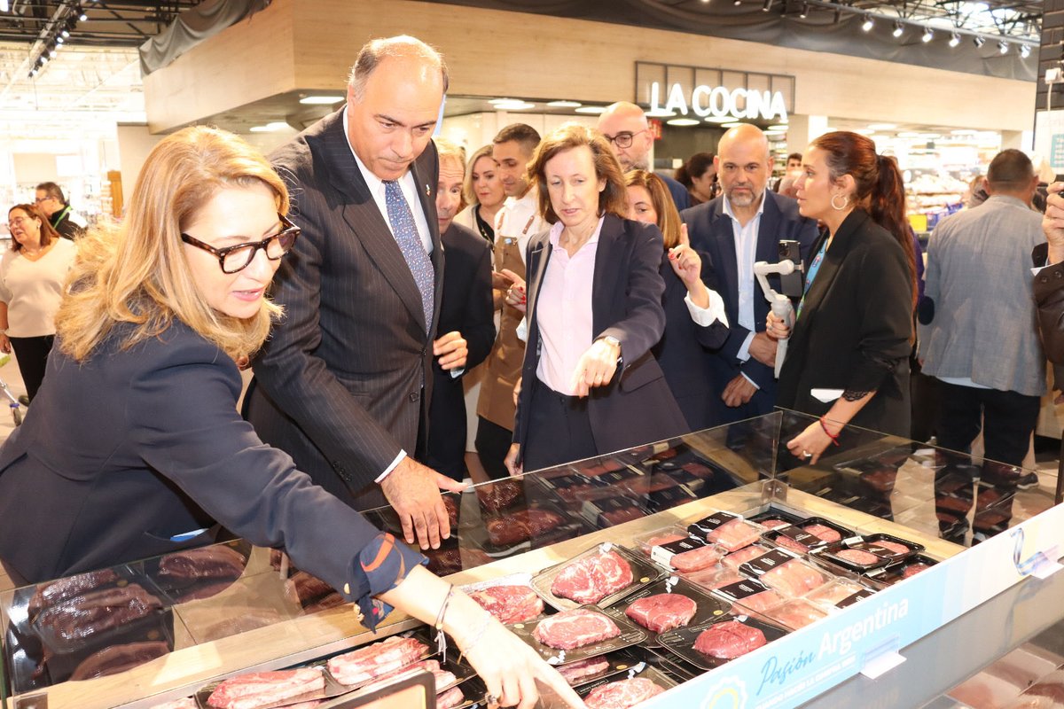 ARGenesp's tweet photo. 🇦🇷❤️🇪🇸 Inauguramos junto a la CEO de Carrefour España la Semana Argentina.

🛒 Más de 150 productos argentinos, 60 de ellos novedades, con promociones hasta el 19 de octubre. ¡Pasión Argentina!  🇦🇷🤝🇪🇸

@CarrefourES
@Cancilleria_Ar https://t.co/h6G9xmzRYC