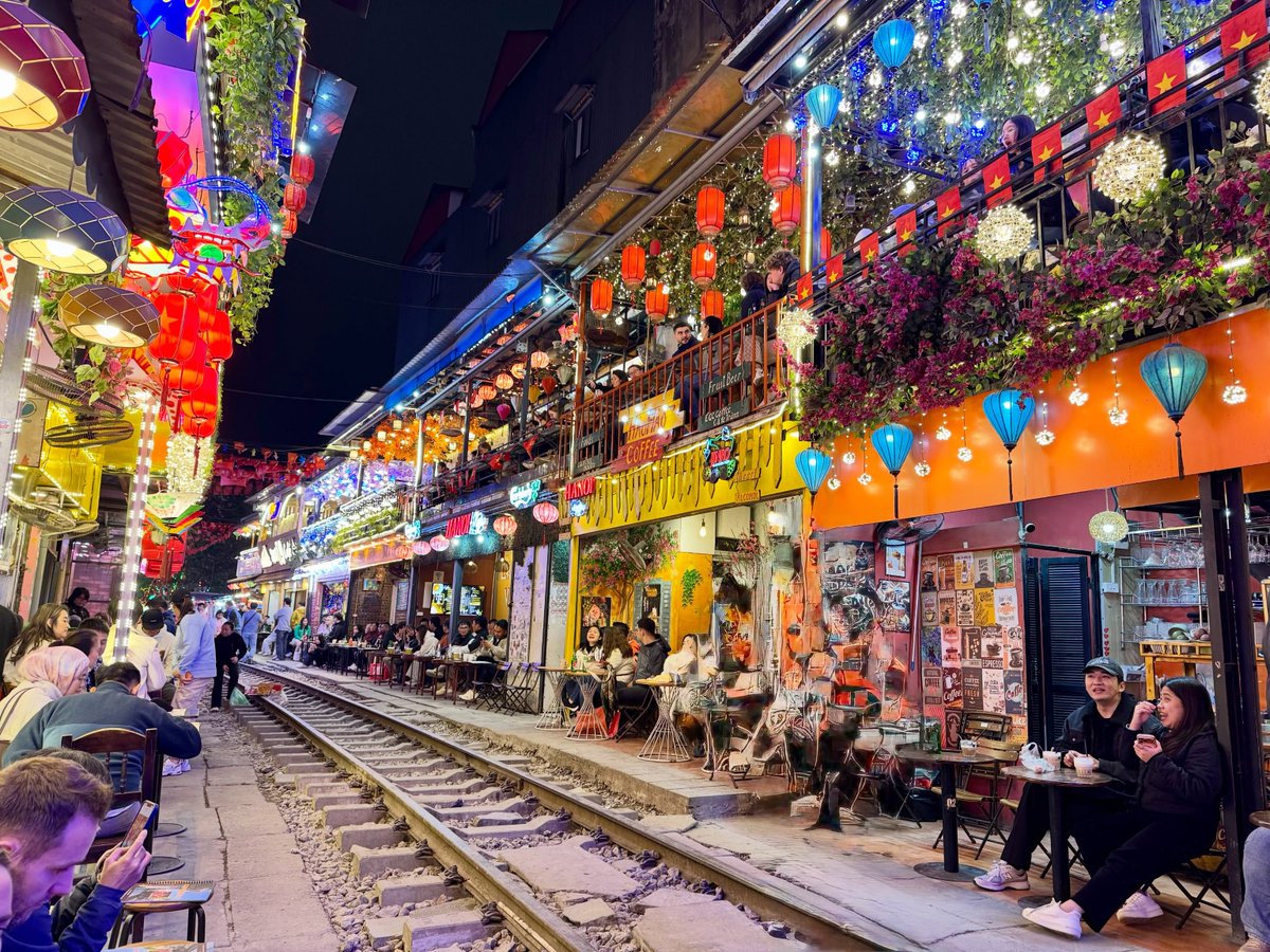 Diiet_0's tweet photo. Returning to Train Street at night felt even more electric, with glowing lanterns and colourful fairy lights illuminating the entire place. https://t.co/4y1bFQQE7R