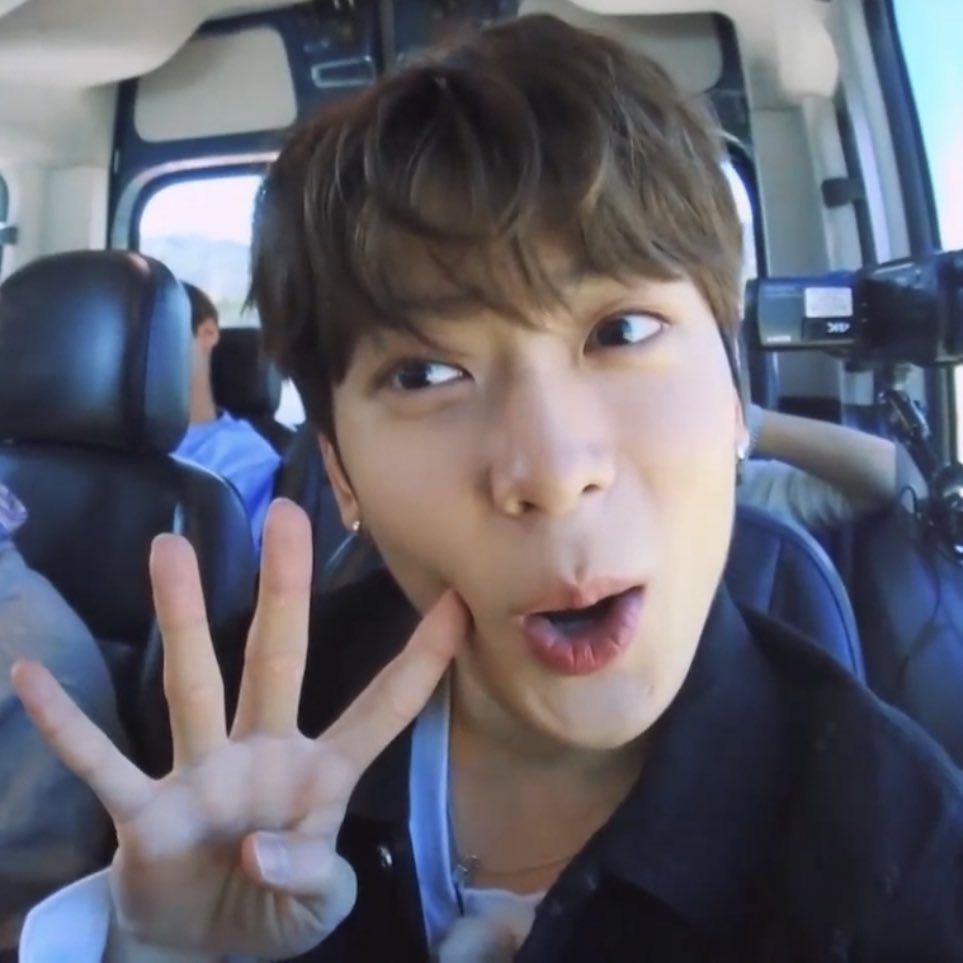 adeldolls's tweet photo. JAEHYUN 🤣

✨: gue kira jaehyun ini tipe laki laki yang dingin dan cuek, tapi setelah wamil ko beda banget ya…

*op belom selesai ngomong, jaehyun udh nyender di kursi (santai)*

🍑 : “KARENA DULU GWEH MENYEMBUNYIKAN NYA” 

CONFIRM BERARTI YA ABIS WAMIL GA SEMBUNYI SEMBUNYI LAGI😭