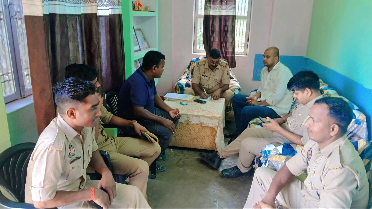 PawanPatel81's tweet photo. सोनभद्र पुलिस जवाब दोहाउस अरेस्ट कब तक और किस कानून के तहतहमें किस कानूनी प्रावधान और किस सक्षम अधिकारी के आदेश पर हाउस अरेस्ट किया गया है कानून के तहत कार्रवाई हो रही है या सत्ता के दबाव में
याद रखिए, हम अपने संवैधानिक अधिकारों के लिए लड़ रहे हैं।हमारी चुप्पी को कमजोरी मत समझिए https://t.co/mqAgh2CeQo