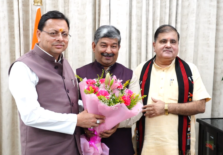 bstvlive's tweet photo. देहरादून : CM धामी ने सांसद दिनेश आर्य को दी बधाई

➡️निर्वाचित सांसद दिनेश आर्य ने CM से की मुलाकात
➡️मुख्यमंत्री आवास में हुई शिष्टाचार भेंट
➡️BJP प्रदेश अध्यक्ष महेंद्र भट्ट भी रहे मौजूद

#Dehradun #CMDhami #UttarakhandNews @pushkardhami https://t.co/s2dKCOyHCu