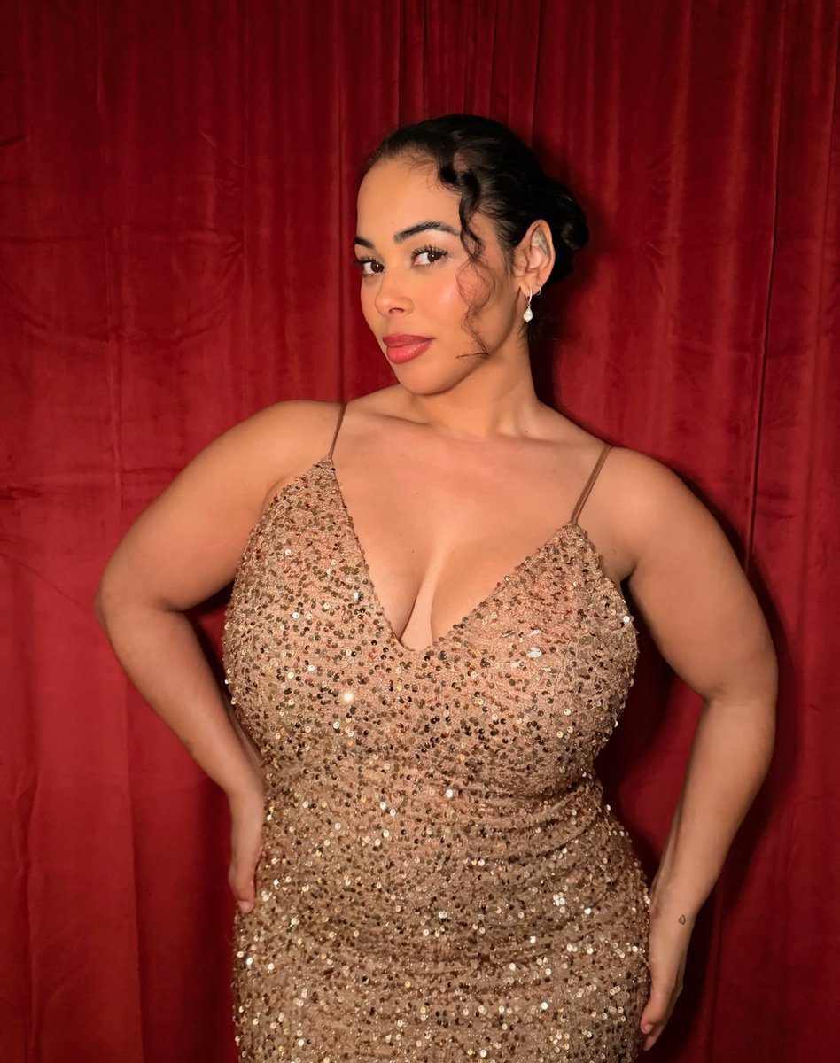ssatusfird's tweet photo. Tabria Majors 🇺🇸 American sexy model｜美国性感美女
IG: @tabriamajors｜Tabria Majors photos 写真
金色深V到红毯黑裙，她根本没打算放过谁 😮‍💨 she's not playing fair, every look feels unfairly good
#TabriaMajors #SexyModel #AmericanModel #InstagramModel https://t.co/U47pnVYc1o