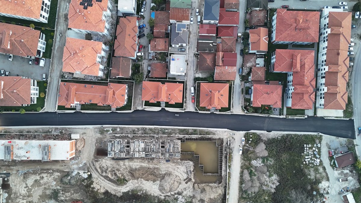 ISIKSUMUTLU's tweet photo. Güneşler Merkez Mahallemizde asfalt çalışmalarımıza başladık. 

5077 No’lu Sokak’la birlikte mahallemizde başlayan çalışmaları yerinde inceledik.

Sokaklarımızı adım adım yeniliyor, hemşehrilerimizin daha rahat ve güvenli ulaşımı için mahallelerimizin dört bir yanında çalışmalarımızı sürdürüyoruz.

#AdapazarınaDeğer