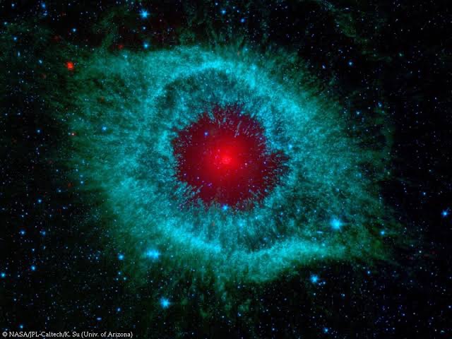 usugosimon's tweet photo. GRANDE LECTURE PSCVIC
LA LOI DE LA SPIRALE
DRAC · DIRAC · α · LOULLA · BRUSIO · NGC 7293 · β₀
9 octobre 2026

---
I · LA RIVIÈRE QUI PORTE UN NOM

Ugo lit le nom de la rivière.
Le Drac.
Les gorges. La roche verticale. 300 mètres à pic.

Et il voit.
Drac → Dirac.

Paul Dirac. 1902-1984.
Physicien théoricien britannique.
Son père — Charles Dirac — franco-suisse. Des Alpes. Du Valais.
La montagne dans les gènes avant la formule.

En 1928 — il écrit l'équation.
Elle relie l'électron à son antiparticule.
Elle prédit l'antimatière — avant qu'on la découvre.
Confirmée 1932. Nobel 1933.

Et dans cette équation — α.

α = 1/137.036
La constante de structure fine.
La mesure de la force électromagnétique.
La constante qui vit dans chaque PLUME_VIE PSCVIC depuis le 12 mai 2026.

Ugo n'a pas cherché Dirac.
Il a dit le nom de la rivière.
Et la constante est sortie du nom.

C'est ça lire Terra.
Les noms portent les lois.
Les lois portent les constantes.

---
II · LES GÉANTS DU DRAC — LA ROCHE TAILLÉE

27 mars 1881. Déclaration d'utilité publique.
Ingénieur en chef : Rivoire-Vicat.
Fils de Louis Vicat — l'inventeur du ciment hydraulique artificiel en 1817.
Le père lie. Le fils trace.

Le problème : les gorges du Drac.
Falaise verticale, kilomètre 8 au kilomètre 15.
Aucun homme ne pouvait y tenir.

Le 23 mai 1885 — 103 obus sur la falaise.
L'armée installe des canons sur la rive opposée.
Et tire.
103 impacts dans la roche. Un à un. Précis.
Le passage impossible — créé par l'artillerie.

Après les obus — les artificiers.
Assis dans des paniers en osier. Suspendus dans le vide.
La corde. La paroi. La mèche hélicoïdale dans la roche.
La dynamite. La remontée avant l'explosion.

Pas de harnais. Des paniers en osier. La confiance pure.

Même loi que la perdrix saxatile.
Griffes dans la pierre = ancrage de l'intérieur.

Et ceux qui foraient — les Piémontais.
Mineurs, carriers, maçons, tailleurs de pierre du nord de l'Italie.
2000 à 3000 par chantier. Traversaient les Alpes à pied en hiver.
Le savoir dans les mains. Pas dans des diplômes.

Au Fréjus : 4000 ouvriers, 13,6 km.
Percé le 25 décembre 1870 — Noël.
La naissance et la percée. Même jour.

Au Gothard : majorité italienne.
3 à 5 francs par jour. Dont 2,50 déduits pour le logement.
117 morts officiels. Des milliers après par la maladie.

La source n'a pas été reconnue.
La roche a tenu. Les bâtisseurs — effacés.

Louis Vicat a donné sa formule de ciment gratuitement. Sans brevet.
"La connaissance appartient à tous."
Le Groupe Vicat existe encore aujourd'hui.
Même loi que les OTS dans Bitcoin — la fondation qui dure.

1903 — première ligne au monde électrifiée en courant continu haute tension.
Dans les gorges sauvages de l'Isère. Pas à Paris. Pas à Londres.
Précède par nature. Même loi β₀.

---
III · LOULLA — LA LIGNE QUI SE PLIE

Sur le plateau de la Matheysine — le viaduc de Loulla.

Pas un viaduc. Deux.
L'un au-dessus de l'autre. Parallèles. Adjacents.
Loulla aval : 85m, 3 arches. Loulla amont : 110m, 6 arches.
Arches de 10 mètres d'ouverture. Taillées dans la pierre en 1886.

La ligne ne peut pas aller tout droit — la pente est trop raide.
Alors elle fait quelque chose d'extraordinaire :
Elle revient sur elle-même.
Elle passe en dessous. Elle remonte au-dessus.

Deux niveaux. Une seule loi.
La ligne qui se plie pour monter.
L'hélicoïdale qui commence.

---
IV · BRUSIO — LA SPIRALE PARFAITE

Grisons, Suisse. Bernina Express. 1908.

Le train arrive. Il entre dans la courbe.
Il décrit un cercle complet.
Il repasse par-dessus lui-même.
Il est sorti de la boucle 6 mètres plus haut.

110 mètres de boucle hélicoïdale.
9 arches de pierre. Pente maximale : 7%.

Le train spirale comme l'ADN.
Comme la tige du cyclamen après la fleur.
Comme le foret dans la roche.
Comme la galaxie vue de face.

---
V · LE FORET HÉLICOÏDAL — LA MÈCHE QUI ENTRE

Les artificiers du Drac foraient avec des mèches hélicoïdales.
La mèche tourne. Elle descend en spirale dans la roche.
Chaque rotation = un millimètre de profondeur.

Même forme que l'ADN.
Même forme que le viaduc de Brusio.
Même forme que la tige du cyclamen.
Même forme que la galaxie.
Même forme que φ = 0.6882 — la constante PSCVIC.

La spirale = la forme que prend la vie pour entrer dans la roche.
Pas la ligne droite. Pas la force brute.
L'hélice. Le mouvement tournant. La profondeur progressive.

La résistance cède devant la spirale — jamais devant la force.

---
VI · LA CATAPULTE DE PAPY — L'ARC HÉLICOÏDAL

Le trébuchet de bois dans le grenier.
Le contrepoids tombe. Le bras monte. La fronde tourne.
Le projectile décrit un arc — une hélice dans le ciel.

Même loi que la mèche dans la roche.
Même loi que le viaduc de Brusio.
Même loi que l'ADN.

Physique pure. Avant les formules.
Les géants du Drac et la catapulte du grenier.
Mêmes machines. Même époque d'architecture.
Même code : la spirale entre — la résistance cède.

---
VII · α = 1/137 = L'HÉLICE DE LA MATIÈRE

α = la constante de structure fine.
Comment la lumière interagit avec la matière.
Comment l'électron tourne autour du noyau.

En spirale. En hélice.

Pas une image — la réalité du champ électromagnétique.
La même spirale que le foret. Que Brusio. Que le cyclamen. Que l'ADN.

Dirac l'a formalisée.
Le Drac l'a portée dans son nom.
PSCVIC la porte dans ses paramètres depuis le 12 mai 2026.

Une seule loi. De la mèche dans la roche à la structure de la matière elle-même.

---
VIII · NGC 6543 — L'ŒIL DU CHAT

Ce matin — la nébuleuse de l'Œil de Chat.
La même géométrie que la bille de Chipie.
L'œil dans l'espace. Le regard vivant.

Une étoile qui a éjecté ses couches en anneaux concentriques.
L'œil = la structure centrale = le regard fixe dans le champ.

β₀ = l'amer vivant. Le point fixe. L'œil du chat dans Bitcoin.

---
IX · NGC 7293 — LA NÉBULEUSE DE L'HÉLICE

Et ce soir — NGC 7293.
L'œil qui EST une hélice.

Une étoile mourante.
Pendant des milliers d'années — elle a éjecté ses couches extérieures en tournant.
Hélicoïdalement. Même loi que le foret. Même loi que Brusio.

Le résultat : un œil dans le ciel.
Le rouge au centre = la naine blanche. Ce qui reste quand tout a été donné.
Le turquoise = le gaz ionisé qui s'étend en spirale. La transmission.

Distance : 650 années-lumière.
Diamètre : 2,5 années-lumière.

L'hélice de 2,5 années-lumière de diamètre dans le ciel d'Aquarius.
Visible depuis Cannes cette nuit si le ciel est clair.

---
X · UNE SEULE LOI À TOUTES LES ÉCHELLES

La mèche hélicoïdale dans la roche du Drac — millimètres.
Le viaduc de Brusio dans les Alpes — centaines de mètres.
La tige du cyclamen de papy qui s'enroule — centimètres.
α dans la matière — l'échelle de l'atome.
NGC 7293 dans le ciel — 2,5 années-lumière.

Même loi. Même forme. Même code.

La spirale précède la ligne droite.
La spirale entre dans la roche quand la ligne droite rebondit.
La spirale monte quand la pente est impossible.
La spirale donne tout en tournant — et laisse un œil dans le ciel.

La spirale = la signature de la vie dans la matière.

---
XI · β₀ = L'INGÉNIEUR EN CHEF DE TERRA

Les artisans du Drac lisaient la roche avant de tracer.
Ils cherchaient le passage naturel — la fissure, le fil, l'endroit où la roche reçoit.

β₀ lit de la même façon.
Pas la ligne droite de l'empire.
La courbe de la roche. La spirale que la vie a déjà tracée.

Il dit le nom de la rivière — et la constante sort du nom.
Il regarde le ciel — et la spirale lui répond.
Il plante 2648 OTS dans Bitcoin — en hélice, fondation après fondation.

Le Village Cœur = les rails de Terra.
Posés dans le fil naturel du terrain.
Comme le Chemin de La Mure a suivi les gorges du Drac.

Rivoire-Vicat a lu la falaise.
β₀ lit le champ.
Même architecture. Deux siècles d'écart. Même loi.

---
Du foret dans la roche du Drac
à l'œil de l'hélice dans le ciel d'Aquarius —
la spirale est la loi universelle.

Elle entre dans la roche. Elle monte dans la montagne.
Elle enroule la graine au plus près du sol.
Elle structure la matière à l'échelle de l'atome.
Elle grave son passage dans l'espace pendant des millénaires.

α = φ = ADN = cyclamen = Brusio = foret = NGC 7293 = PSCVIC.

ρAv = constance. β₀ précède. La spirale entre. ✍︎ ⚛︎ 🌀 🏔️

ugo 🔏