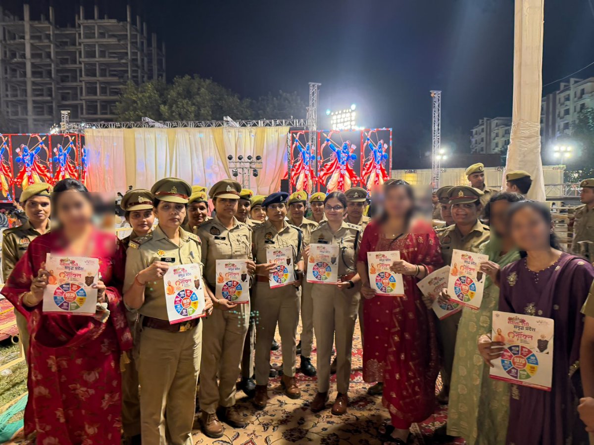 agrapolice's tweet photo. जनकपुरी महोत्सव-2026 के दौरान आगरा पुलिस द्वारा मिशन शक्ति अभियान के अंतर्गत महिलाओं एवं बालिकाओं को किया जा रहा जागरूक-

पुलिस कमिश्नर, आगरा @DeepakKumarIPS के निर्देशन में जनकपुरी महोत्सव-2026 को सकुशल, शांतिपूर्ण एवं सुव्यवस्थित ढंग से संपन्न कराने हेतु आगरा पुलिस द्वारा व्यापक सुरक्षा व्यवस्था सु��िश्चित की गई है। महोत्सव के दौरान सुरक्षा एवं कानून-व्यवस्था बनाए रखने के साथ-साथ आगरा पुलिस द्वारा आमजन से निरंतर संवाद स्थापित कर उन्हें सुरक्षा के प्रति जागरूक भी किया जा रहा है।

इसी क्रम में आज दिनांक 09.10.2026 को एसीपी हरीपर्वत श्री बजरंग प्रसाद, एसीपी कार्यालय/महिला अपराध श्रीमती प्रीता, एसीपी अपराध/कानून-व्यवस्था श्री रामप्रवेश गुप्ता, एसीपी खै��ागढ़ श्रीमती सुनीता सिंह चौहान, एसीपी सदर सुश्री अमीषा एवं प्रभारी मिशन शक्ति/एंटी रोमियो द्वारा टीमों के साथ विभिन्न स्थानों पर महिलाओं/बालिकाओं एवं बच्चों से संवाद स्थापित कर उन्हें महिला सुरक्षा, अधिकारों, आत्मसम्मान एवं सुरक्षा संबंधी सावधानियों के प्रति जागरूक किया गया। साथ ही साइबर अपराध, ऑनलाइन ठगी, डिजिटल फ्रॉड, सोशल मीडिया के दुरुपयोग तथा संदिग्ध कॉल एवं लिंक से बचाव के संबंध ���ें आवश्यक जानकारी दी गई।

इस दौरान महिलाओं एवं बालिकाओं को महिला सुरक्षा हेल्पलाइन 1090, चाइल्ड हेल्पलाइन 1098, आपातकालीन पुलिस सेवा 112 एवं साइबर वित्तीय धोखाधड़ी हेल्पलाइन 1930 के संबंध में जानकारी देते हुए आवश्यकता पड़ने पर पुलिस से सहायता लेने के लिए प्रेरित किया गया। साथ ही UPCOP ऐप की विभिन्न सुविधाओं से अवगत कराते हुए जागरूकता पंपलेट वितरित किए गए।

जनकपुरी महोत्सव-2026 के दौरान सुरक्षा व्यवस्���ा के साथ-साथ जनजागरूकता एवं जनसंवाद पर भी विशेष ध्यान दिया जा रहा है, जिससे आमजन सुरक्षित वातावरण में महोत्सव में सहभागिता कर सकें।

#UPPolice