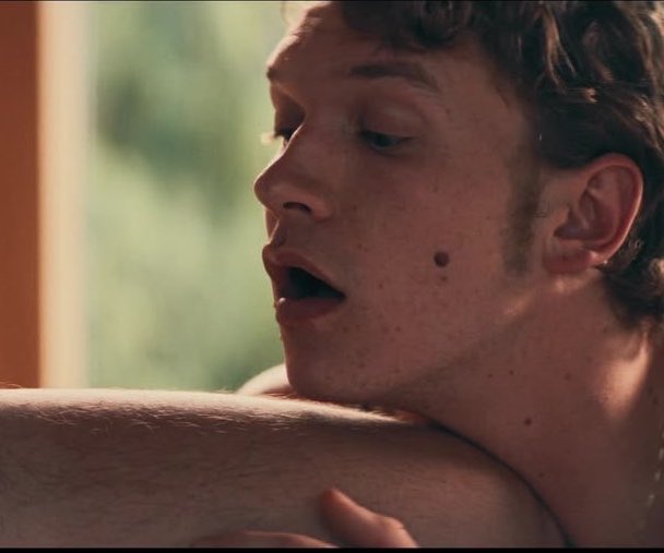 ilyaarozanovs's tweet photo. “it was all connor's idea to rest his chin on hudson's knee and pout here”
“connor said ‘gimme kiss,’ and i found it so cute that i decided to keep the line”
“was it always a conscious choice for ilya to always touch shane's face?” “that's (connor) living in the character” https://t.co/aUe7VGhIUW