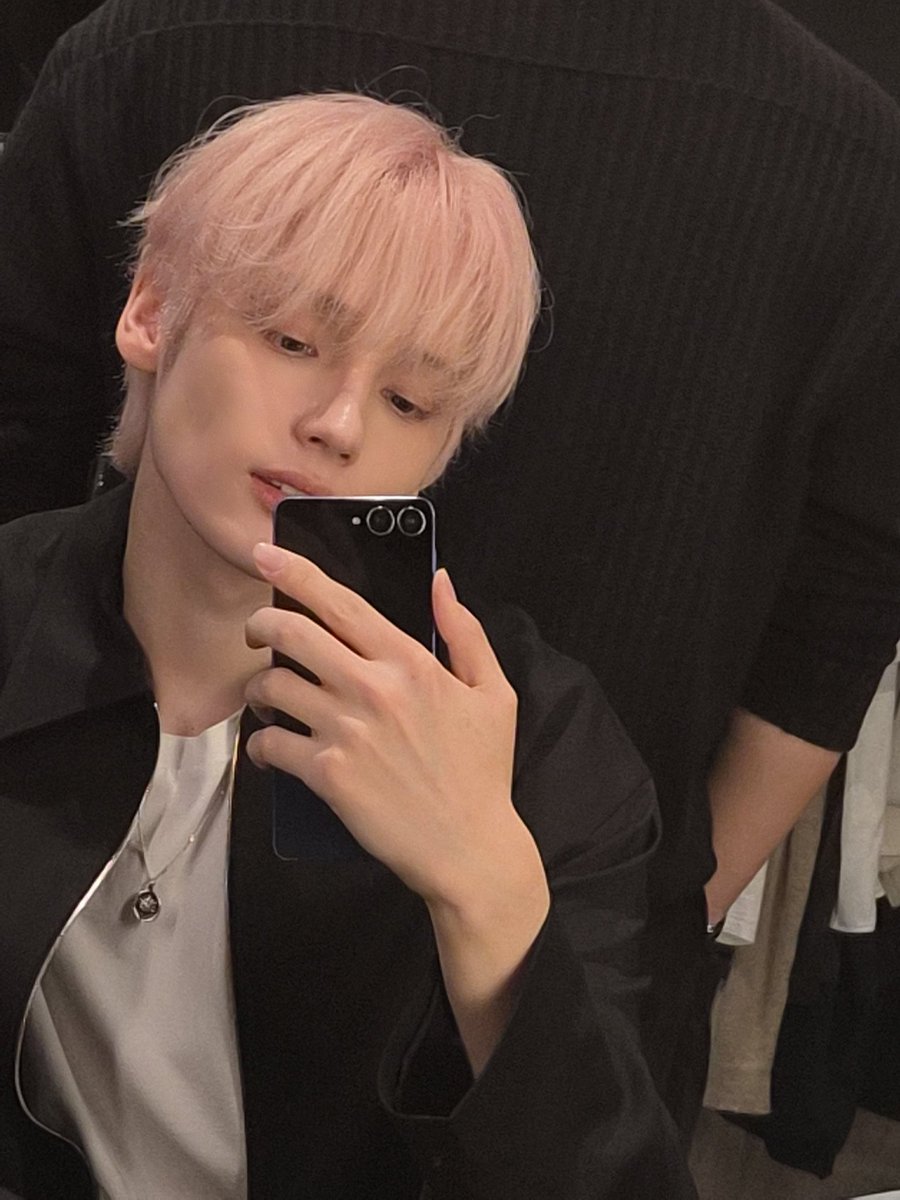 txtpopbase's tweet photo. HUENINGKAI captivated fans with his pink hair. https://t.co/SGhIuu16ch
