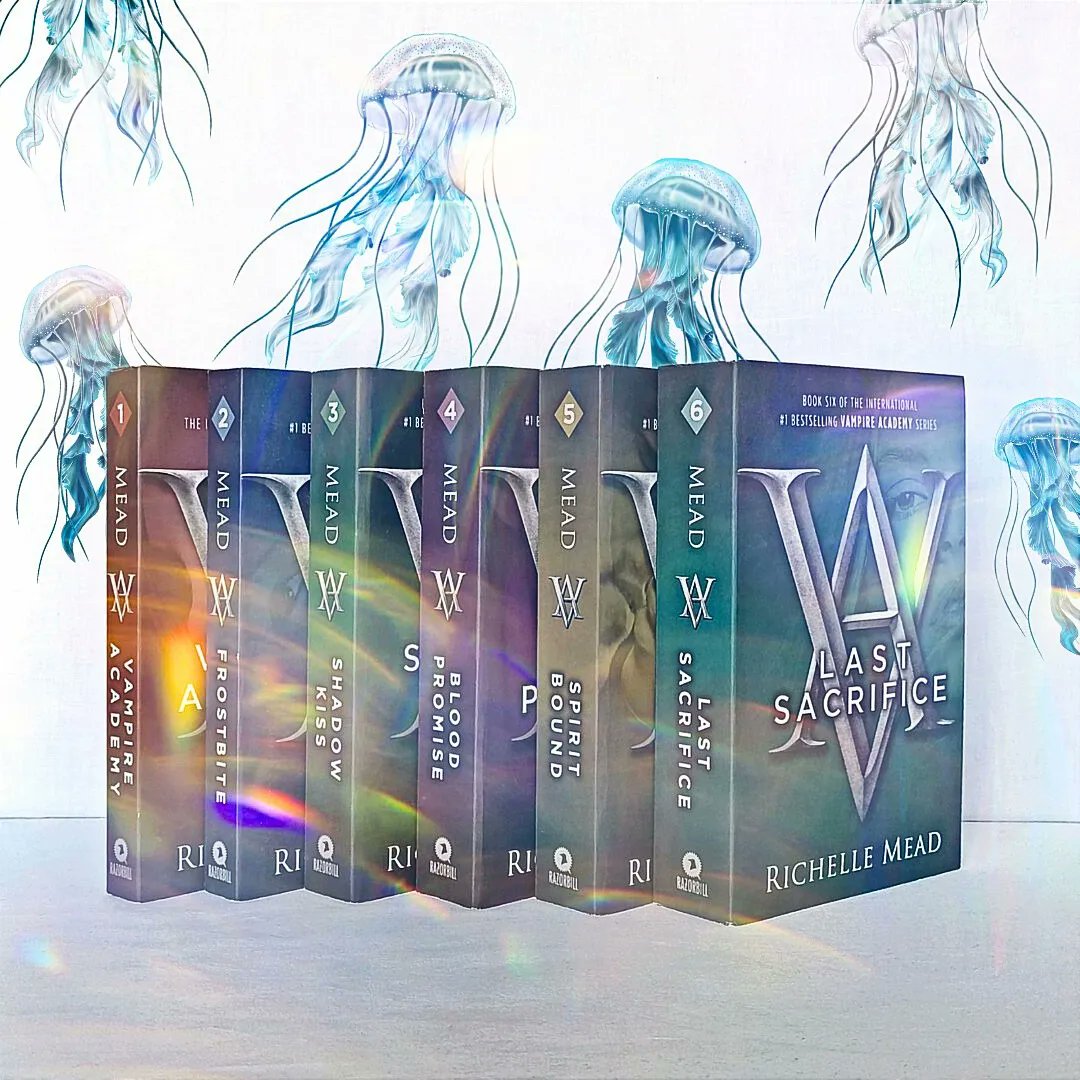 poppy_warphan's tweet photo. ⭒ These covers are atrocious. Fingers crossed I manage to get the fairyloot editions. But, for once, I've found a good way to display them. They fit the color scheme of this post 🫣.… https://t.co/DMy6RzLBET