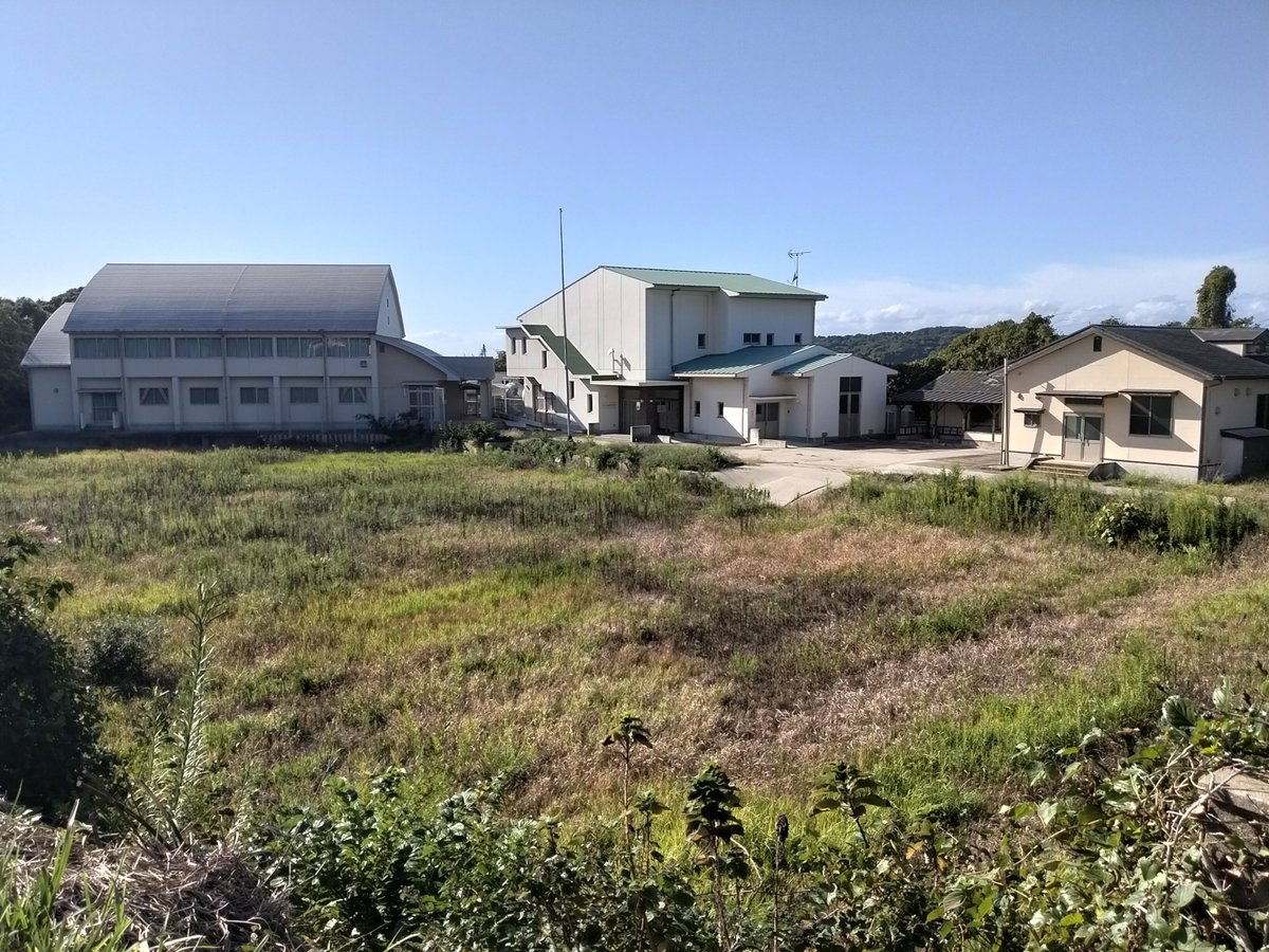 ab_qma9's tweet photo. 三島小学校原島分校跡。こちらも長島と同じく、閉校された後は玄海原発での事故に備えた放射線防護施設として供されています　観光マップでは「核シェルター」となっていましたが、地下に構造物がある訳ではなさそうですね
#原島
#熊Q202609壱岐渡良三島 https://t.co/ofgStIEutY