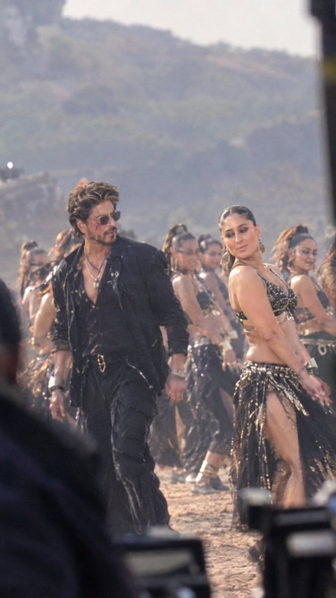 MdImtiyajtxvg's tweet photo. 🔥 DADDY COOL × KING? 👑💥 SRK × KAREENA!

#KING #DaddyCool #SRK https://t.co/HftIgT3lrW
