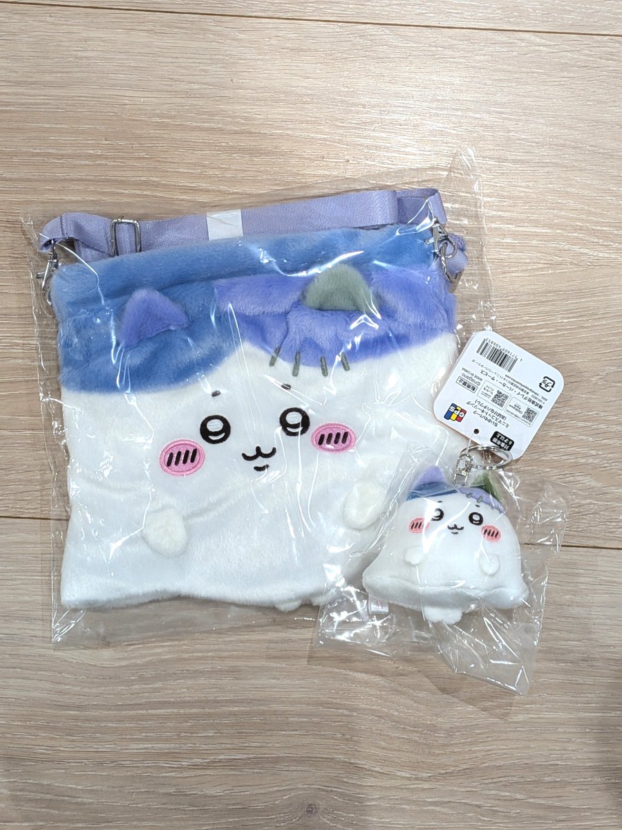 kzmn903's tweet photo. ハチワレ届いた！わぁ⋯さすがに可愛い⋯裏も可愛い⋯🥰
巾着は母にくれるというので遠慮なくもらう。ありがとう🥳 https://t.co/gYWKOyZsCy
