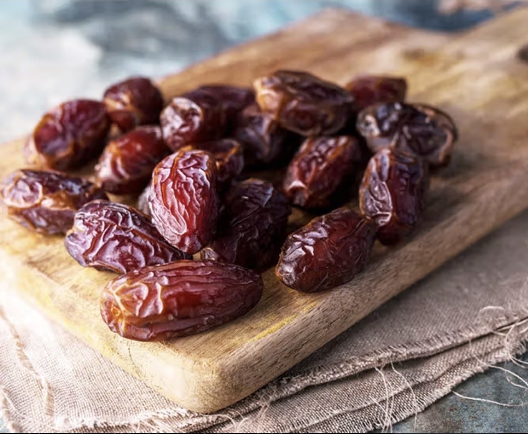 Prince_Fynnd's tweet photo. Start eating dates to gain healthy weight, lower blood sugar, strengthen bones, increase sperm count and testosterone, relax the brain and support heart health. 

Eat 2-3 dates a day. https://t.co/B7iX9CZmsy