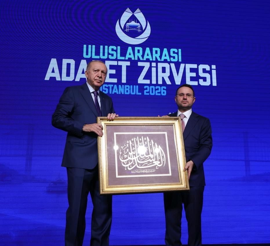 atikfatih1's tweet photo. “Adalet mülkün temelidir” 

Adalet Bakanı Akın Gürlek’in, Cumhurbaşkanı Recep Tayyip Erdoğan’a takdim edilmek üzere hazırlattığı, “Adalet mülkün temelidir” anlamına gelen “El-Adlü Esâsü’l-Mülk” ibareli hat eserinin, İstanbul Mushafı’nın hattatı Hüseyin Kutlu tarafından özel olarak hazırlandığı öğrenildi.