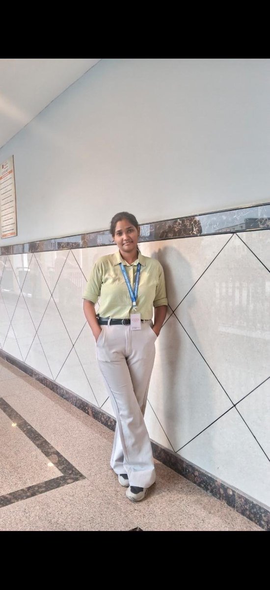Shivanidv's tweet photo. मैं एक लड़की हूँ, इसलिए इस बदलाव को बहुत गहराई से महसूस कर सकती हूँ। जब मैं अपने पुराने जीवन को देखती हूँ, तो समझ आता है कि गाँव का माहौल हो या परिवार और समाज, हर जग�� मुझे एक शरीर के रूप में देखा जाता था। मैं भी अपने भविष्य को शादी, पहनावे और अपने रूप-रंग तक ही सीमित करके देखती थी।

लेकिन  संस्था में आकर मुझे एक नया जीवन मिला। यहाँ आचार्य जी, मेरे मेंटोर, सीनियर्स और साथियों के बीच रिश्ता न लड़की-लड़के का है, न बड़े-छोटे या सीनियर-जूनियर का, बल्कि चेतना का है।

आचार्य जी को सुनकर मैं समझ पाई कि मैं केवल एक शरीर नहीं, बल्कि एक इंसान हूँ, जो अपने जीवन में बहुत कुछ ��र सकती है। अपने भीतर आए इस बदलाव को देखकर मुझे बहुत खुशी होती है। आज मैं अपने जीवन को एक नई दृष्टि से देख पा रही हूँ और यही बदलाव मेरे लिए सबसे सुंदर है। ❤️

#AcharyaPrashant #WomenEmpowerment

Posted by Rama Maithil on Acharya Prashant App.

Download Now -

https://t.co/mp0L0HNf9k

@Prashant_Advait @Advait_Prashant