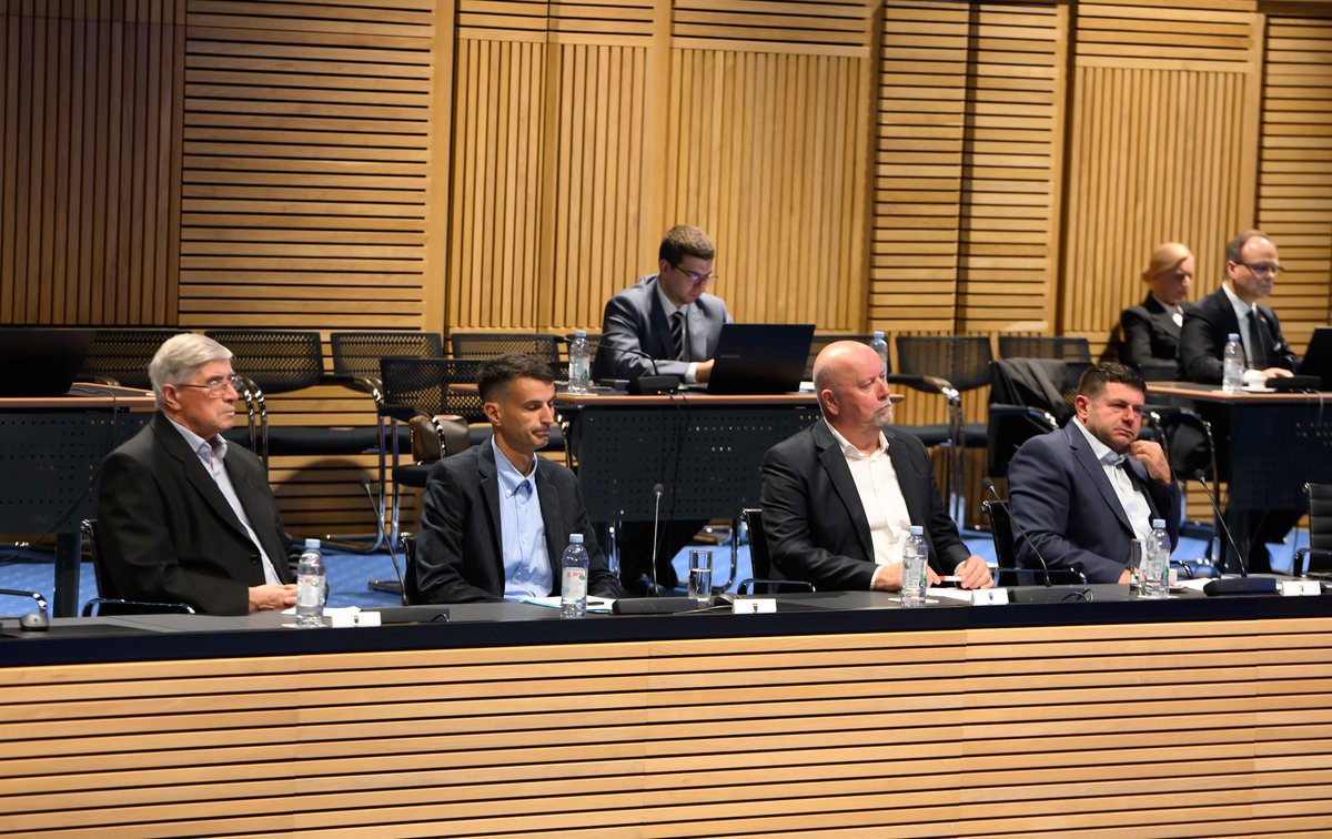 AndrejPlenkovic's tweet photo. Svjesni izazova starenja stanovništva, naša @VladaRH posebnu brigu vodi o unaprjeđenju položaja umirovljeničke populacije i zaštite osoba starije životne dobi.

Naša je društvena i moralna odgovornost prema generacijama koje su izgradile današnju Hrvatsku osigurati dostojanstvenu i sigurnu starost.

U dijalogu s Maticom umirovljenika Hrvatske, Sindikatom umirovljenika Hrvatske te brojnim udrugama, zajedno unaprjeđujemo sustav mirovinskog osiguranja:

✅povećanje prosječne sveukupne mirovine u našem mandatu za gotovo 114% (764 €), odnosno 117% (780 €) uz godišnji dodatak ➡️ cilj je 800 € do kraja mandata
✅rast najniže mirovine za 141% (502 €)
✅povoljnija formula usklađivanja mirovine 85:15
✅uveden godišnji dodatak (177 € u prosjeku)
✅isplaćen jednokratni dodatak od 50 €
✅povećanje dodanog staža sa 6 na 12 mjeseci za svako dijete
✅ukinuta penalizacija prijevremenih starosnih mirovina nakon 70. godine života

Stvorili smo vrlo kvalitetnu socijalnu mrežu kako nitko ne bi ostao po strani te donijeli komplementarne mjere. Ističem kako je polovica korisnika inkluzivnog dodatka starija od 65 godina.

✅Paketima mjera pomoći u svim krizama uvijek smo vodili računa o umirovljenicima, a to uključuje i mjere zaštite potrošača.

❗Posebno smo ponosni na izgradnju 20 centara za starije osobe diljem Hrvatske ➡️ dodatnih 2.000 smještajnih kapaciteta uz izvaninstitucionalnu skrb za 5 tisuća korisnika.

➡️Cilj je do kraja mandata naše #VladaRH donijeti Zakon o zaštiti prava osoba starije životne dobi, kakav dosad nismo imali. @mrms_RH 

U okviru Nacionalnog vijeća za umirovljenike nastavljamo zajedno raditi na dobrobit više od 1,2 milijuna umirovljenika u Hrvatskoj.