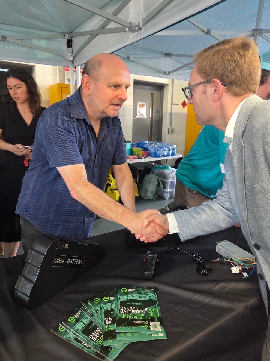 ElecSafetyFirst's tweet photo. We’ve been out on the road with @Deliveroo and @LondonFire, speaking to delivery riders about e-bike and e-scooter safety.⚡

Across several roadshows, we’ve reached thousands of riders with practical advice on buying, storing and charging safely. Thanks @Deliveroo for having us! https://t.co/22Gyoio3Nm