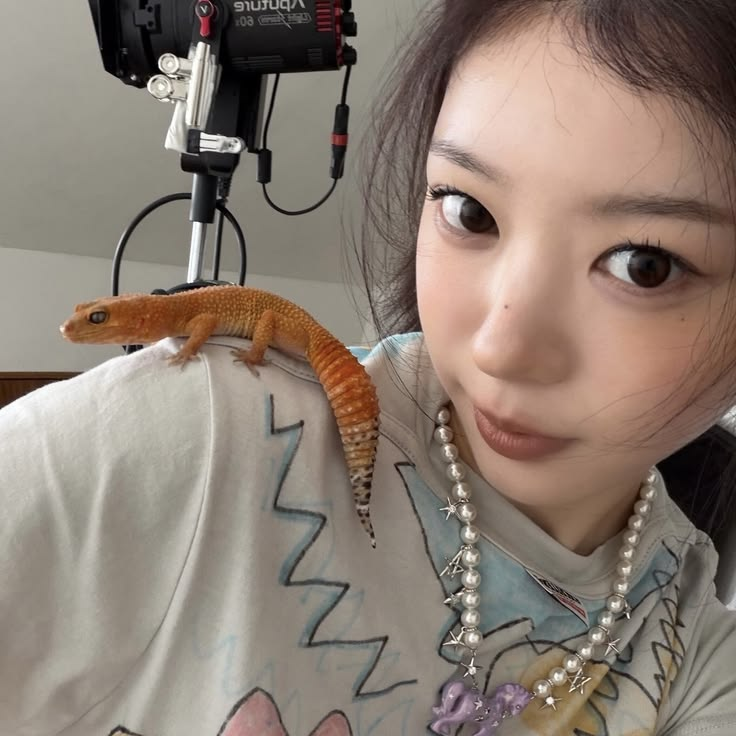 lurkabit's tweet photo. moka with the lizard 🍀🦎 https://t.co/1pnJNzH5Cu