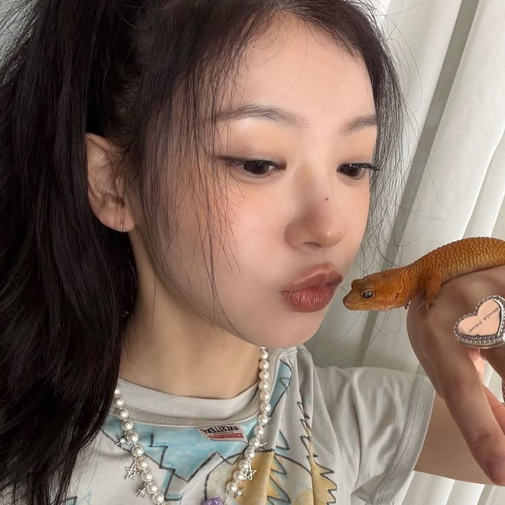lurkabit's tweet photo. moka with the lizard 🍀🦎 https://t.co/1pnJNzH5Cu