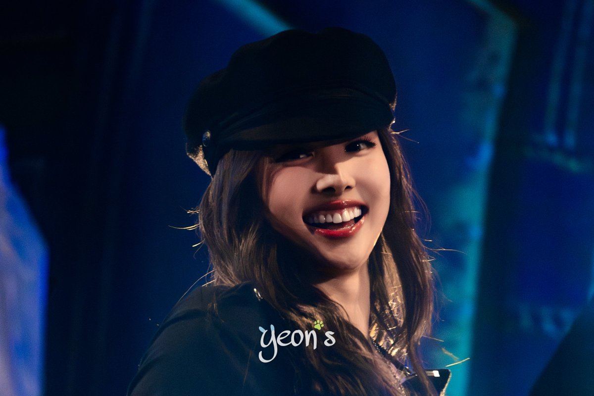 NAration0922's tweet photo. 261004 나연 EDC

#NAYEON #TWICE #나연 #ナヨン #EDC https://t.co/Cw1c2D2HpP
