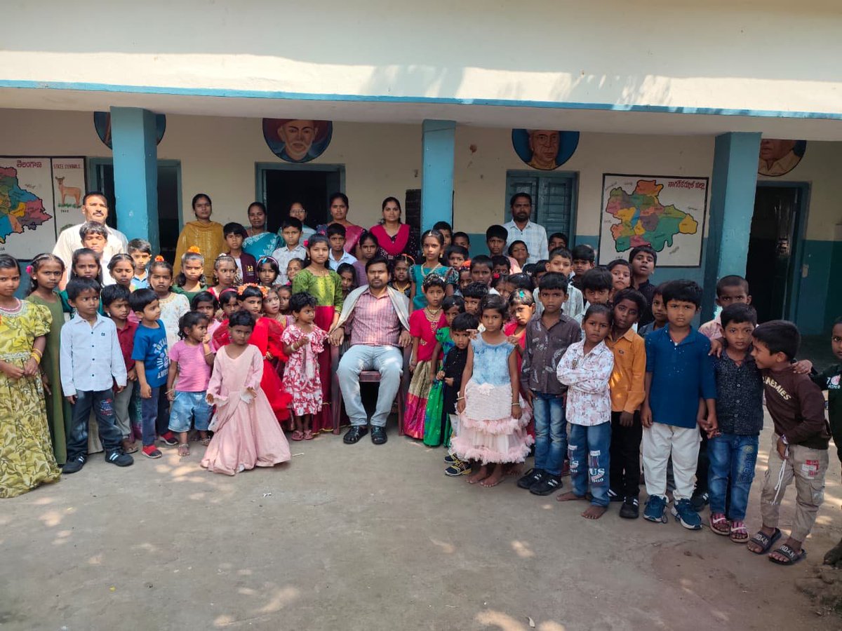 venkatbta's tweet photo. 🌹💐📖✍️వియత్నాం విదేశీ విద్య విధానాల అధ్యయనానికి వెళ్తున్న సందర్భంగా అభినందనలు తెలియజేసి, ఈ జర్నీ విజయవంతం కావాలని ఆకాంక్షించి, వీడ్కోలు పలికిన మన బాలుర ప్రాథమిక పాఠశాల ఉప్పునుంతల విద్యార్థులు &amp; ఉపాధ్యాయులు🤝🙏🌹💐 https://t.co/aMY7UcN3wD