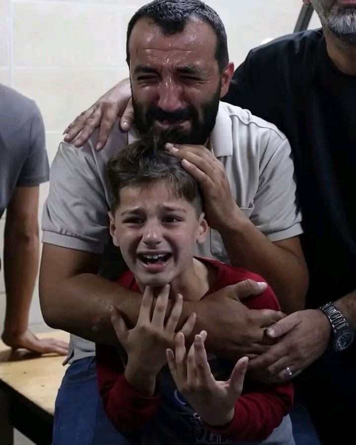Astridueil's tweet photo. Tears of loss and heartbreak... A final glance and a heartbreaking farewell: a child bids a last goodbye to the body of his father, the martyr Ali Al-Bazari, at Rafidia Hospital, following his martyrdom by Israeli gunfire in Burqa. https://t.co/mSOvnBbinn