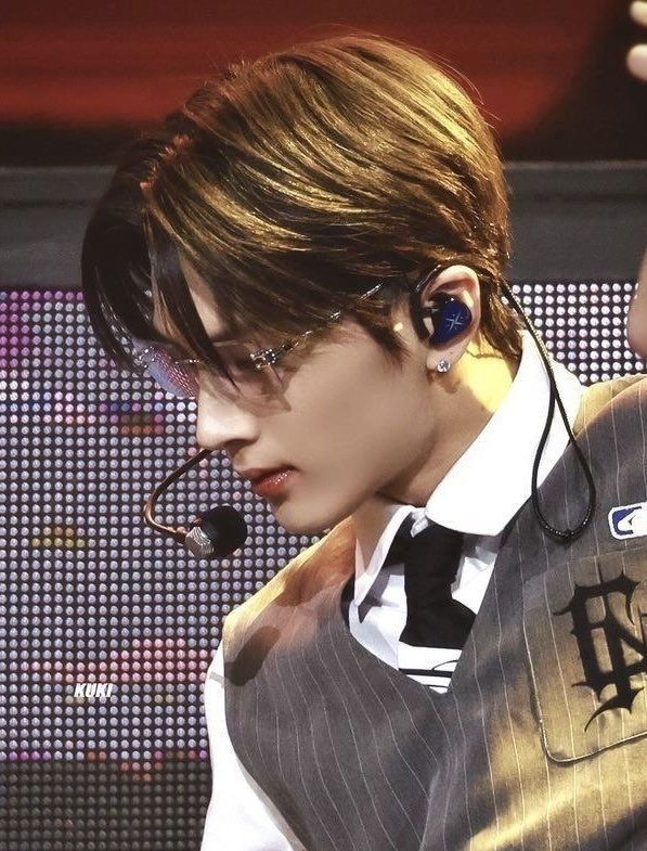 itshoneyjay_'s tweet photo. he’s ethereal, like he isn’t even real. https://t.co/oJ5IP1wRFF