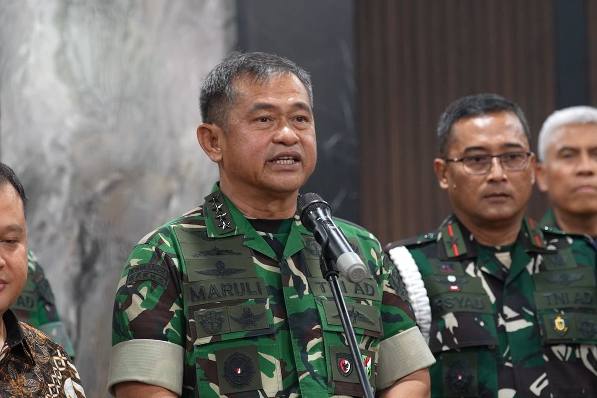 LambeSahamjja's tweet photo. ksad jenderal maruli simanjuntak bilang letkol arman dan rumah dinas judol "sangat memalukan" buat tni ad

dia bilang tidak mungkin tni melindungi yang begini

maruli yakin letkol arman tahu rumah dinasnya disewakan jadi markas judol

alasannya: orang yang menyewakan tempat itu kemungkinan besar tahu

letkol arman sudah ditahan polisi militer (pomdam jaya) dan masih diselidiki

maruli bilang butuh waktu untuk meyakinkan buktinya

soal tempatnya
rumah ada di kompleks perumahan angkatan darat (kpad) cijantung, jakarta timur

kompleks itu aslinya untuk pensiunan tni, tapi ada juga prajurit aktif yang tinggal

arman menjabat kasi intel gartap-1 jakarta