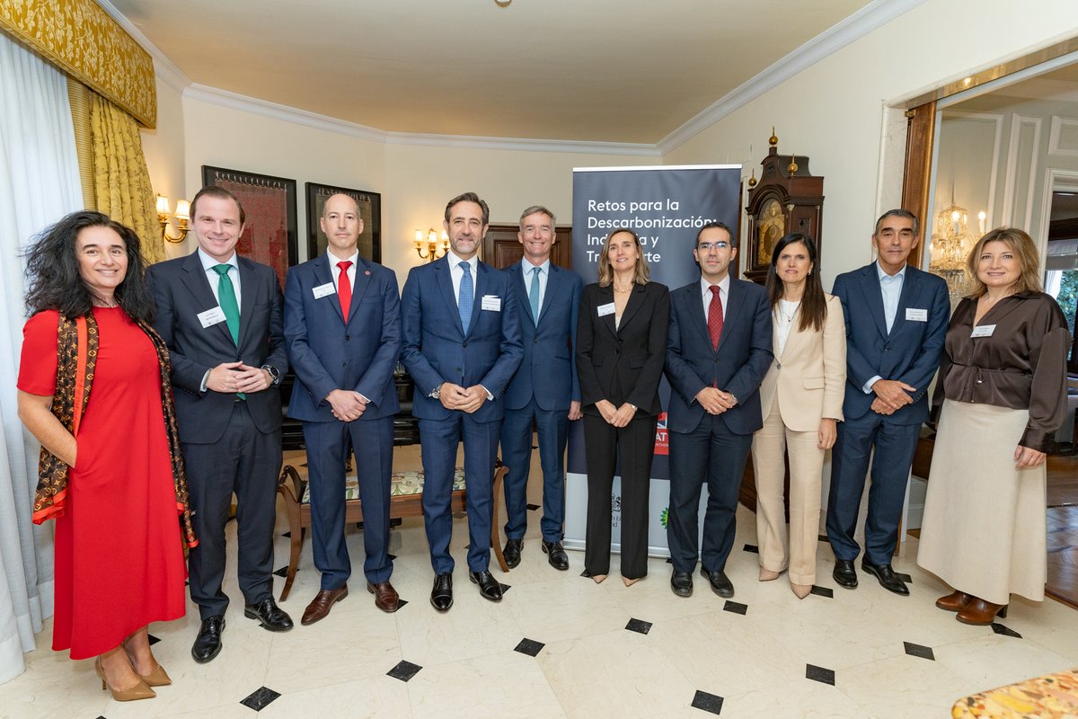 aice_es's tweet photo. Ayer se celebró la jornada “Retos para la descarbonización: industria y transporte”, organizada por @ukinspain y @bp_Espana.
Nuestra presidenta, Olvido Moraleda, destacó la necesidad de avanzar en la descarbonización preservando la competitividad del refino y la seguridad de suministro, e impulsando las inversiones necesarias para su transformación.
Ambición, pragmatismo y competitividad para convertir la transición energética en una oportunidad industrial.