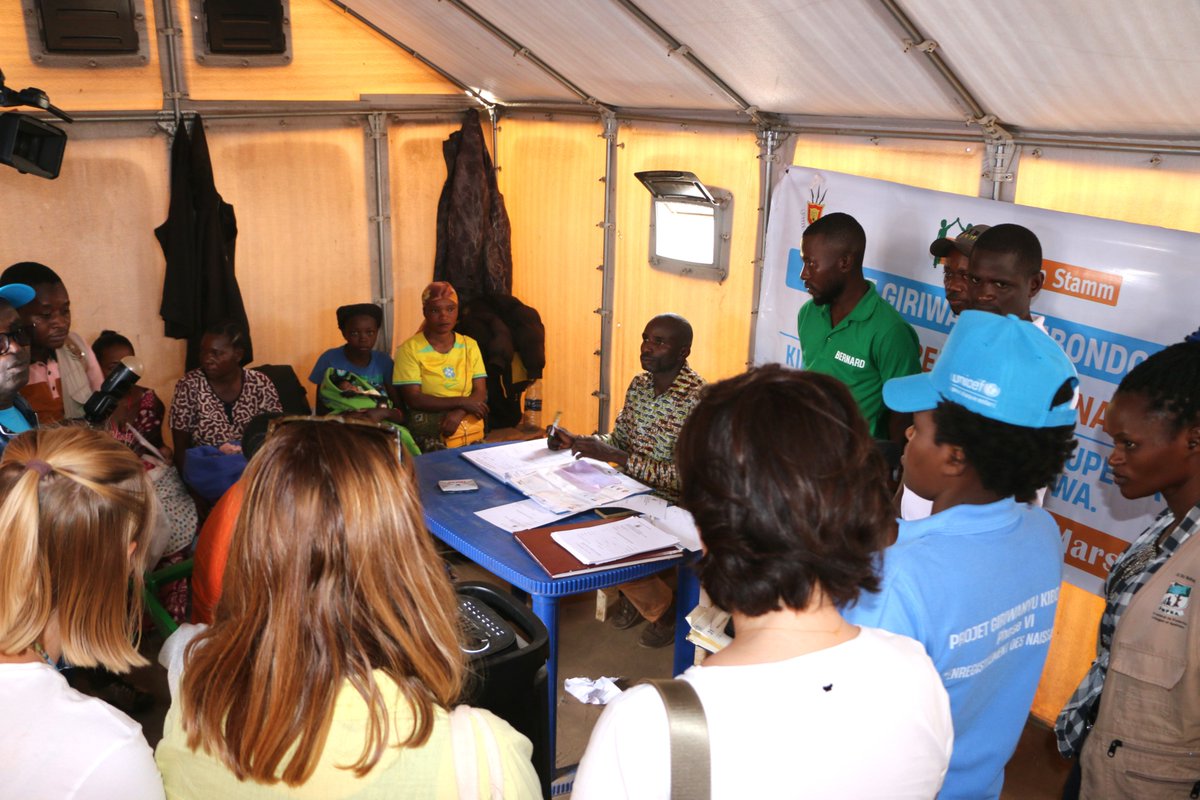 UNICEF_Burundi's tweet photo. A #Busuma, une délégation de @eu_echo, @UEauBurundi, @Burundi_Gov &amp; @UN_Burundi, bailleurs &amp; réfugiés a évalué les interventions humanitaires. @UNICEF y soutient l’enregistrement des naissances, la protection, le bien-être psychosocial &amp; l’éducation des enfants.#pourchaqueefant https://t.co/aCb6uceU3d