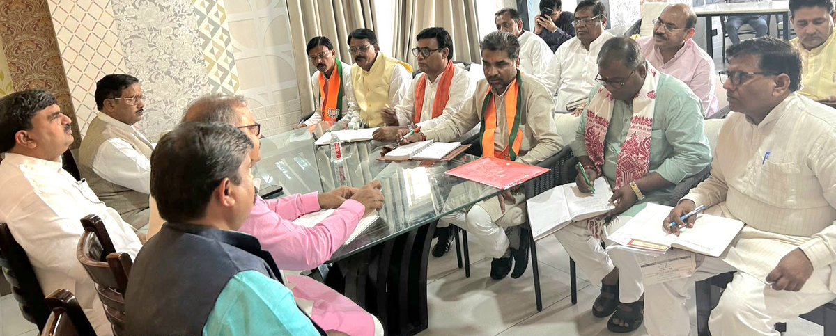idharampalsingh's tweet photo. विधान परिषद चुनाव-2026 आगरा खंड स्नातक / शिक्षक चुनाव के निमित्त कन्नौज, इटावा, फर्रुखाबाद, औरेया के सभी पोलिंग इनचार्ज, जिला अध्यक्ष/प्रभारी एवं क्षेत्र प्रदेश के पदाधिकारियों की संगठनात्मक बैठक को संबोधित किया I 

#BJPUttarPradesh https://t.co/H4wpGLQI10