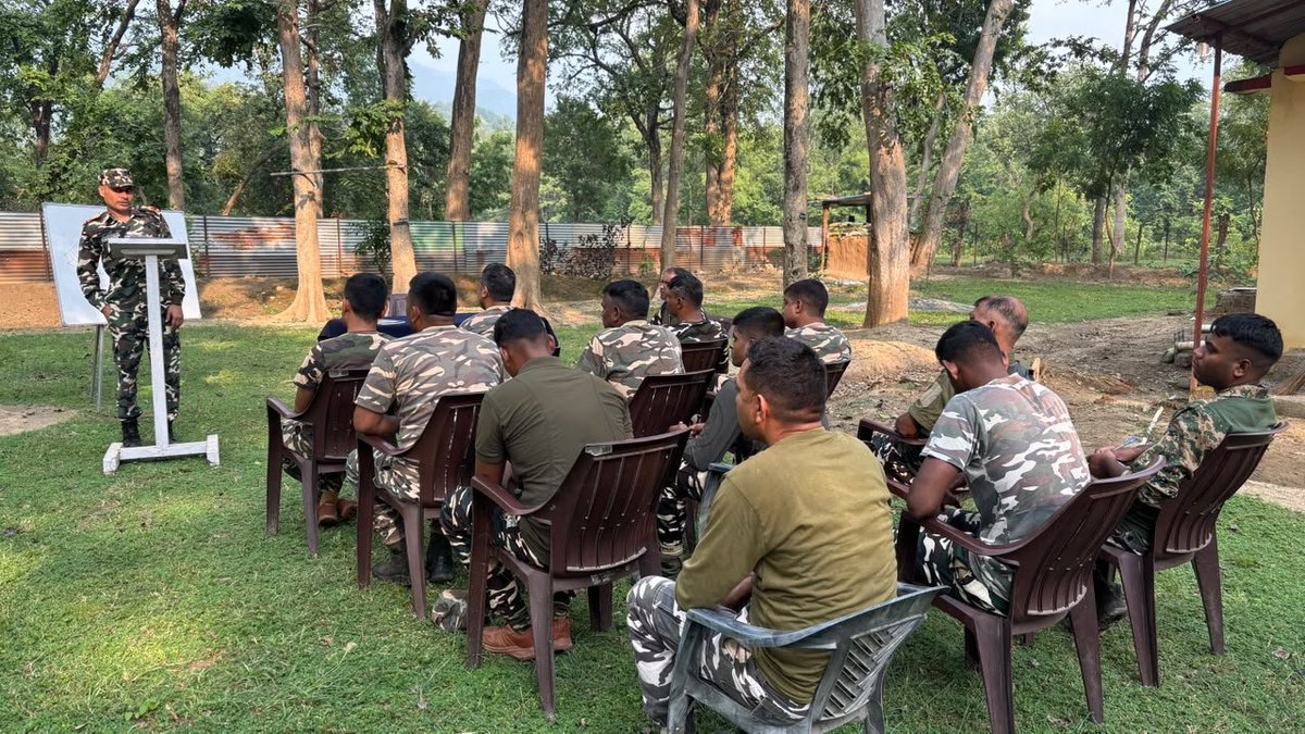 9BnSSB_INDIA's tweet photo. सीमा चौकी में तैनात SSB,09वीं वाहिनी के जवानों द्वारा विशेष वर्ग का आयोजन कर सशस्त्र सीमा बल अधिनियम के महत्वपूर्ण धाराओं की जानकारी प्रदान की गई।
#SSB_INDIA #SSBFTRLUCKNOW #SSBSHQGKP  #SpecialClass #Training https://t.co/lgO6MKi2j3