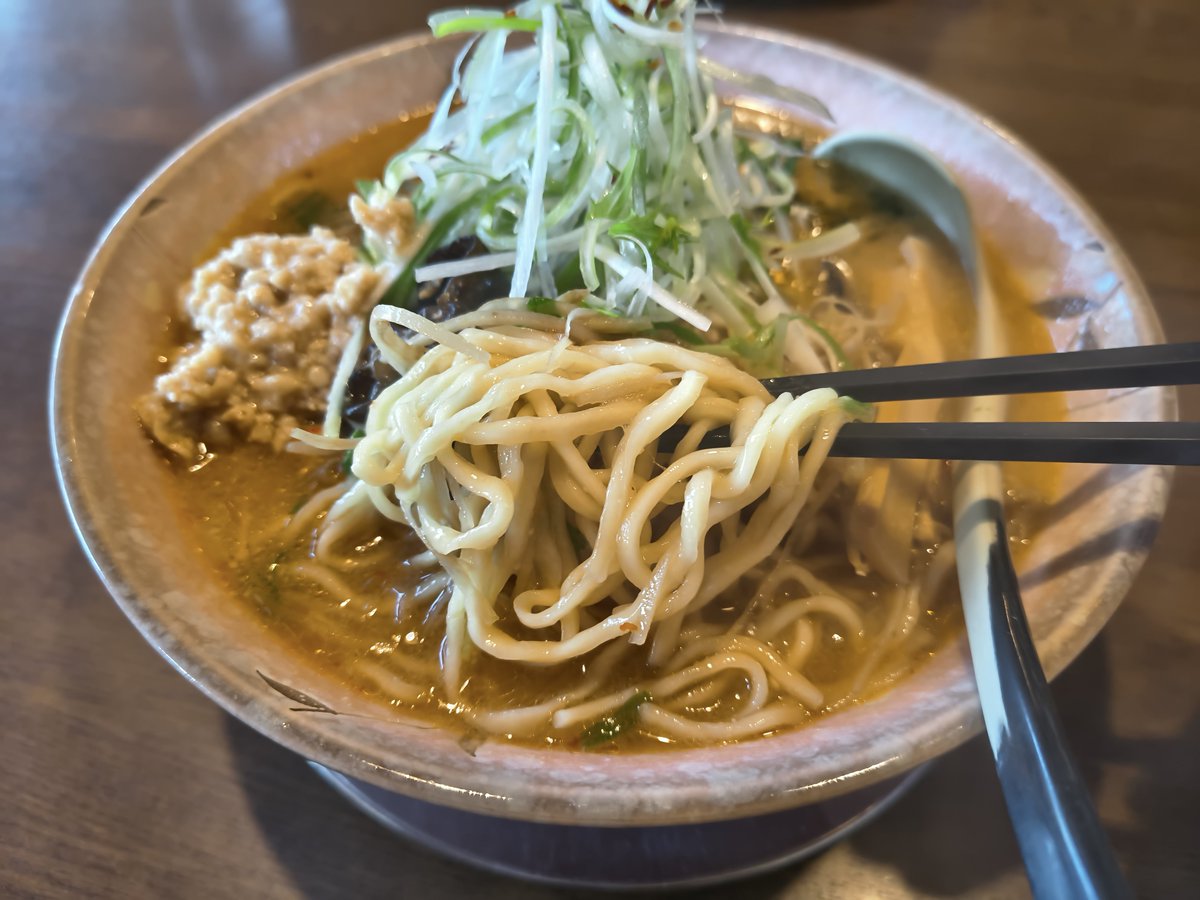 gurumeraidaa's tweet photo. 麺家かぐら本店の鶏ごぼうラーメンです。
ここは山形ラーメンの中では塩分控えめな方だと思います。ごっつぉさんでした！😊
#麺家かぐら #ラーメン #中華そば #味噌ラーメン https://t.co/GGh7YmqYOE