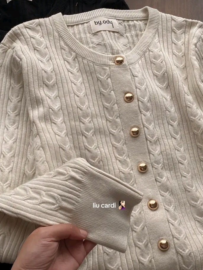 eelyyee's tweet photo. cardigan rajut dengan detail kancing emas yang bikin look jadi lebih classy.

᧔•᧓ liu cardigan
- https://t.co/KwgFya3QBV https://t.co/siQc6T9jJV